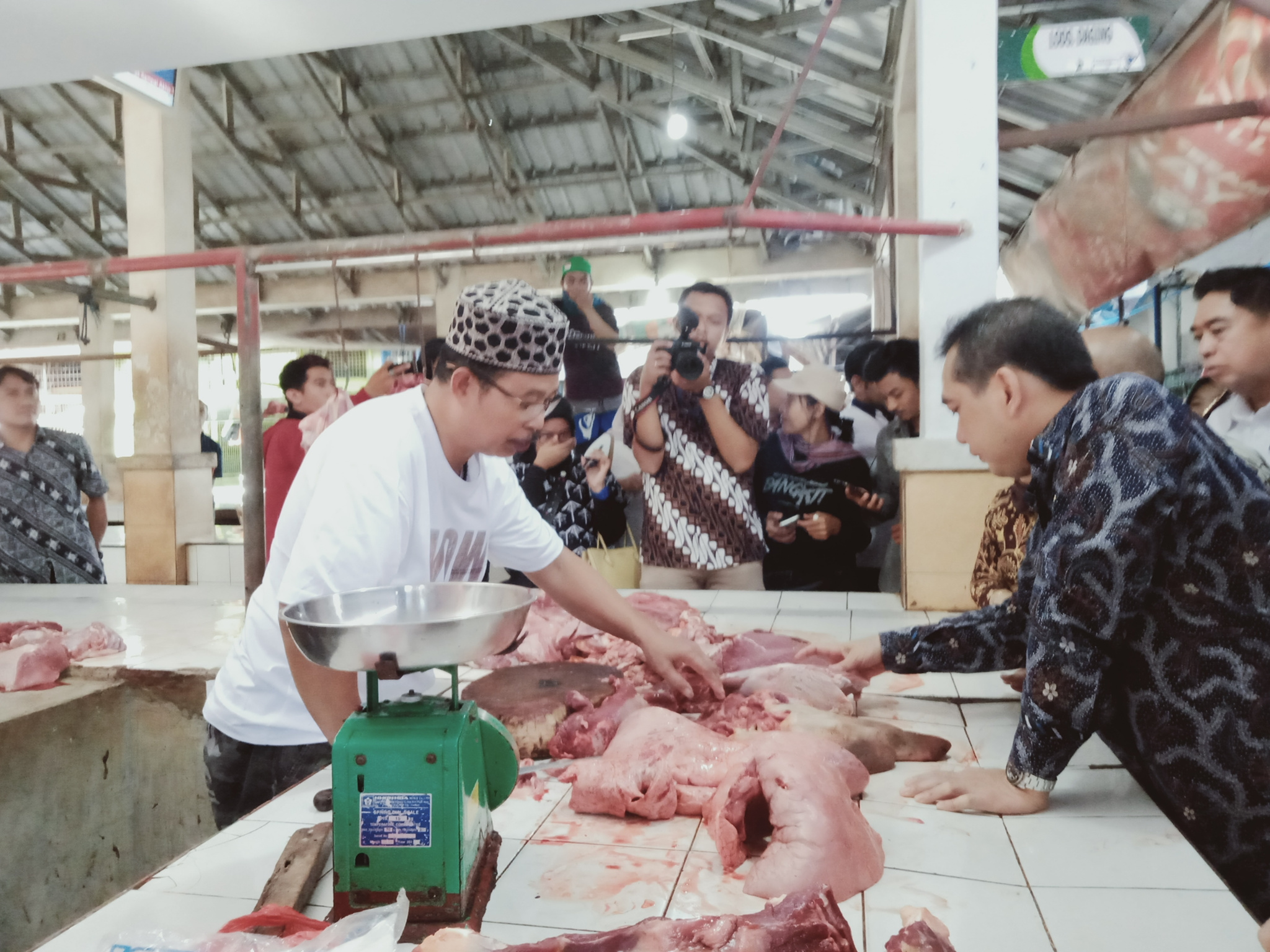 Menteri Perdagangan RI Agus Suparmanto memantau ketersedian kebutuhan pokok dan harga pangan di pasar,  Rabu (20/11).
