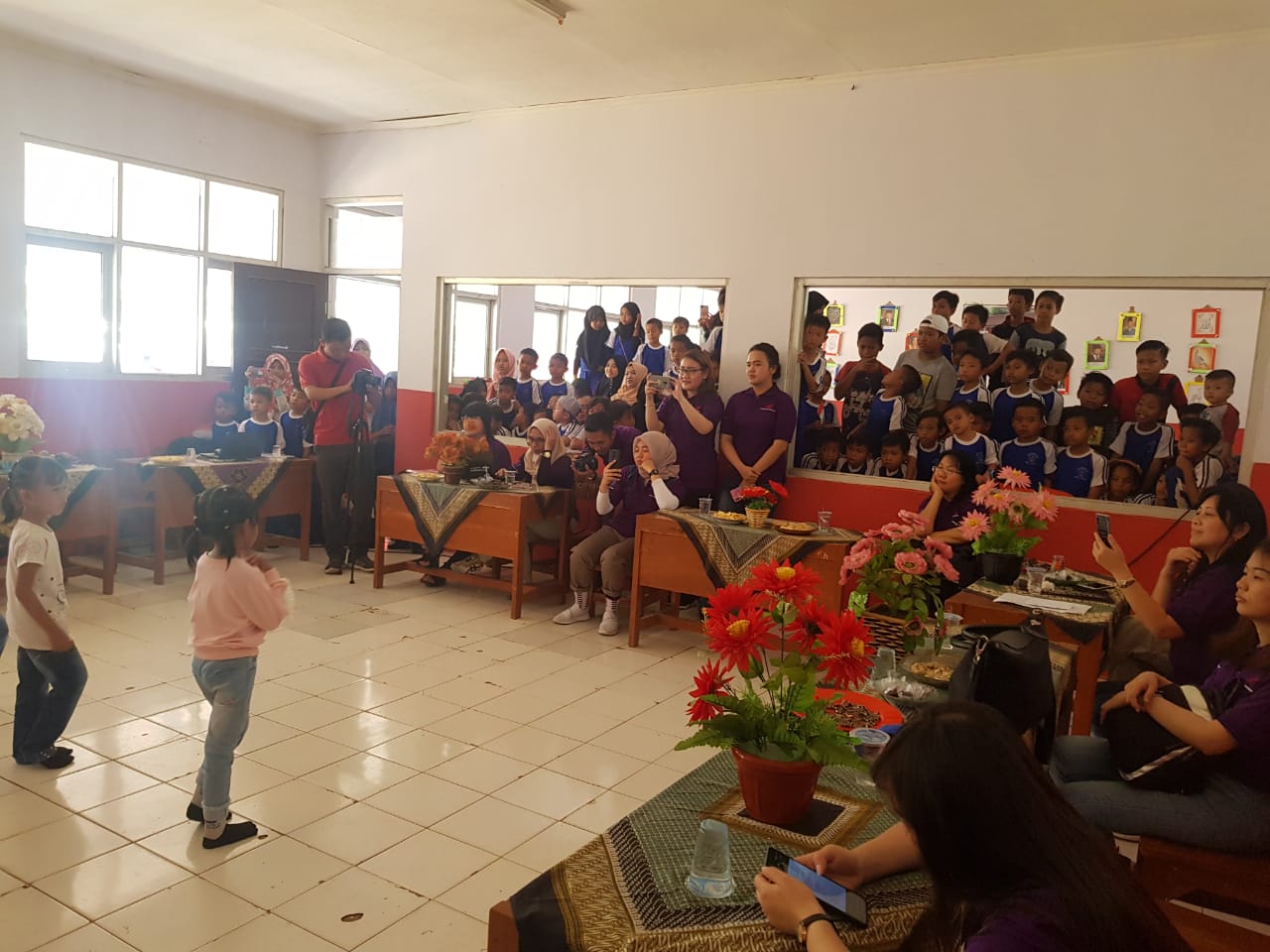 Puluhan anak SDN Batok 04 berkerumun dengan wajah gembira di ruang kelas yang telah selesai direnovasi oleh PT Selamat Sempurna Tbk. 