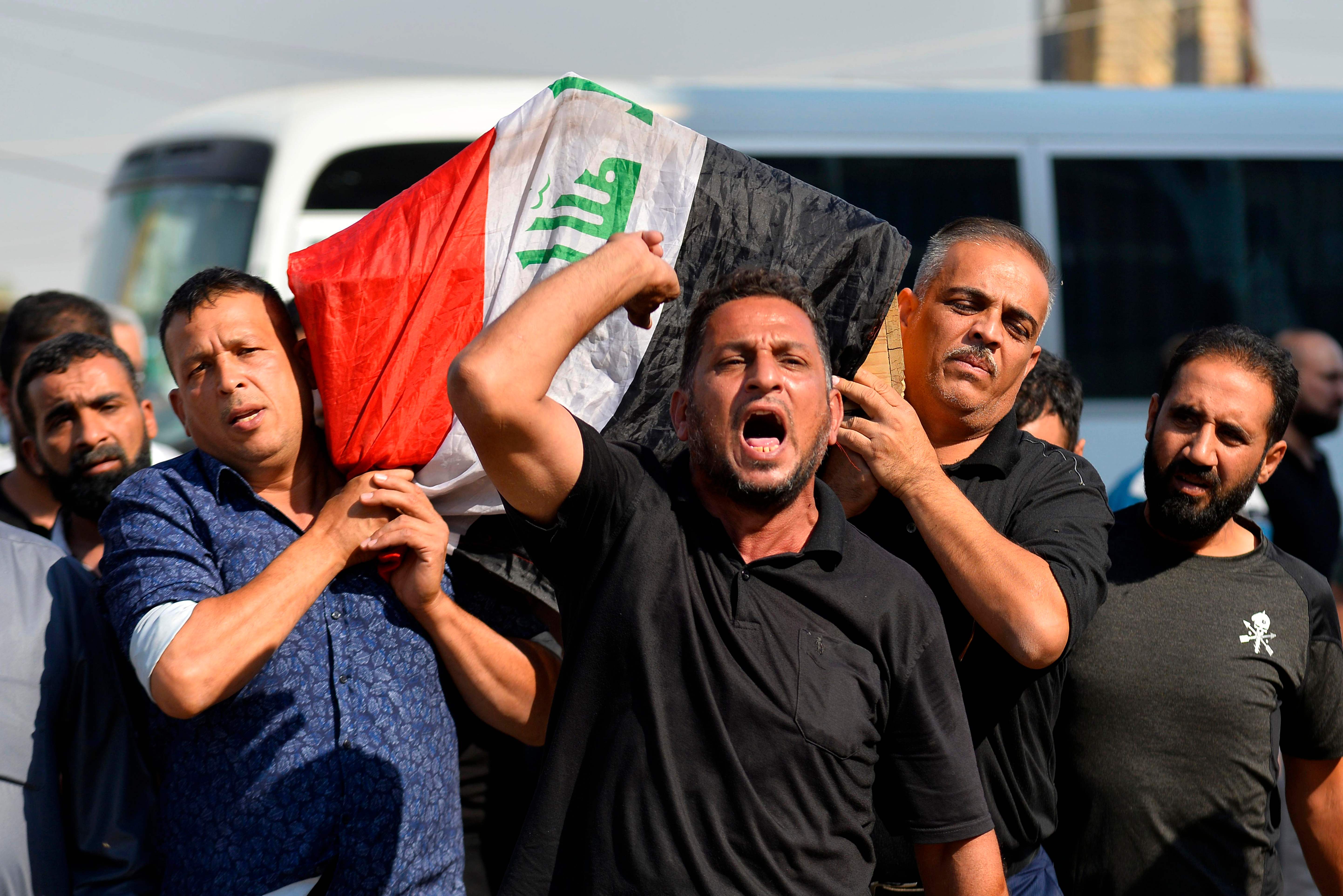 pelayat membawa jenazah korban kerusuhan unjuk rasa di Irak