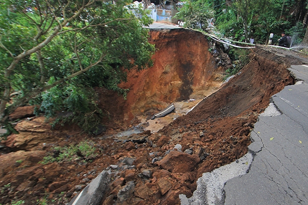 Sisi Pangkal Jembatan Jungkarang Sampang Ambles