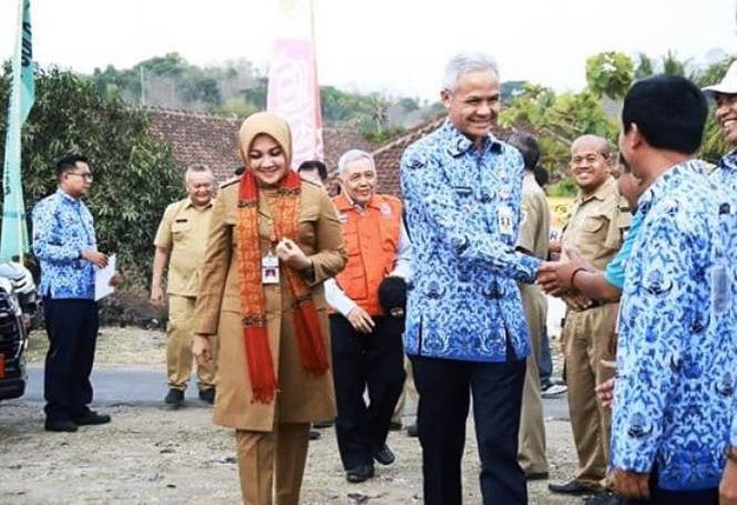 Gubernur Jawa Tengah Ganjar Pranowo didampingi Bupati Klaten Sri Mulyani meresmikan alat EWS banjir di di Kali Talang, Bayat, Klaten.