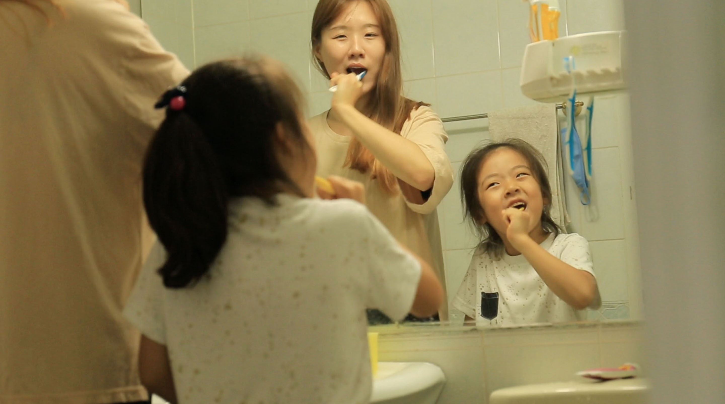 Salah satu adegan film dokumenter kehidupan keluarga di Korea, Dear My Genius, karya Koo Yun-joo