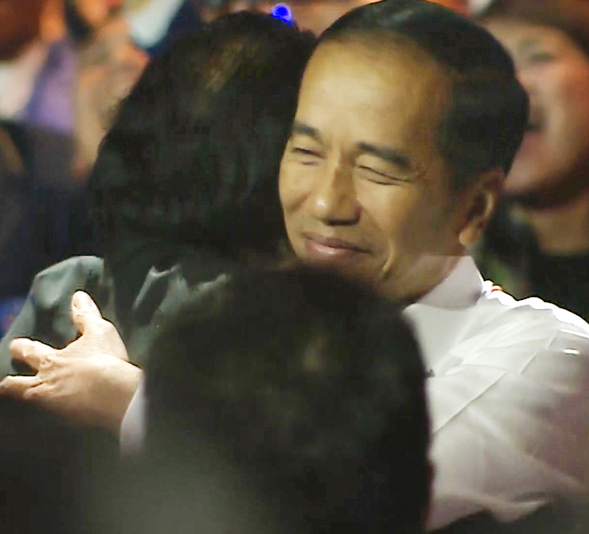 Presiden Joko Widodo berpelukan erat dengan Ketua Umum Partai NasDem Surya Paloh seusai menyampaikan pidato dalam perayaan partai Nasdem