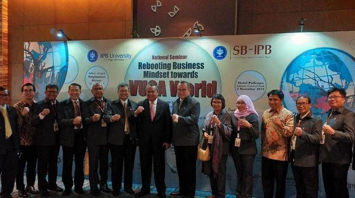  Gubernur BI Perry Warjiyo dalam acara Seminar Nasional Sekolah Bisnis Institut Pertanian Bogor (IPB) di Jakarta