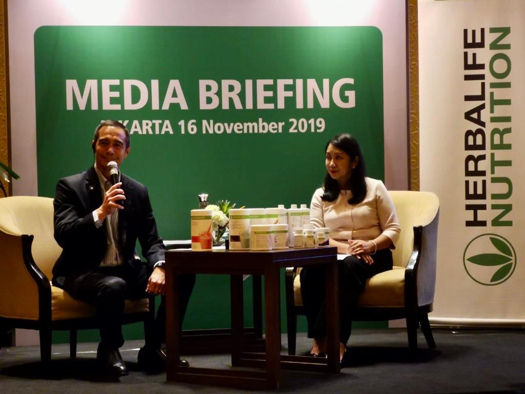 Media Briefing menampilkan pakar kesehatan Dr Kent Bradley dan Senior Director & General Manager Herbalife Nutrition Indonesia Andam Dewi. 