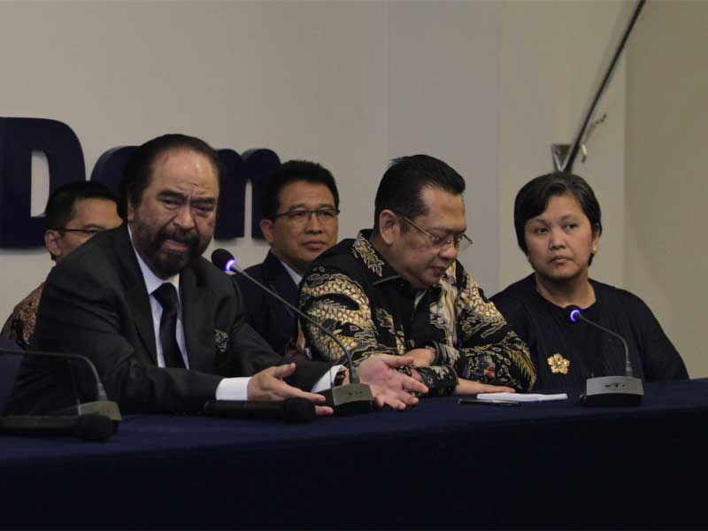 Ketua DPP Partai NasDem Surya Paloh (tengah) bersama Ketua MPR RI Bambang Soesatyo (kedua kanan) dan Wakil Ketua MPR RI Rerie Moerdijat.