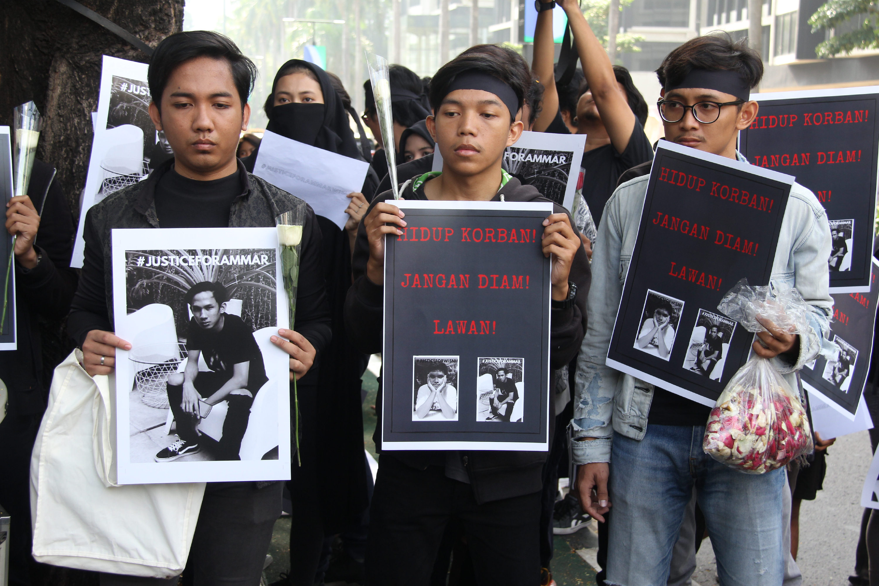Keluarga dan teman-teman Wisnu dan Ammar melakukan aksi tabur bunga di Gelora Bung Karno, Minggu (17/11/2019).