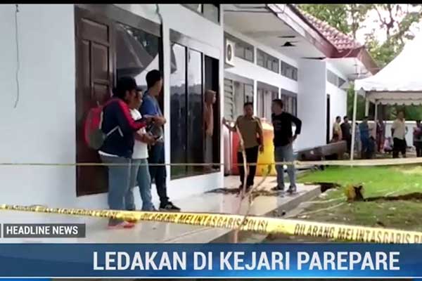 Polisi memeriksa tiga saksi terkait ledakan di Kajari Pare-Pare, Selasa (19/11/2019).