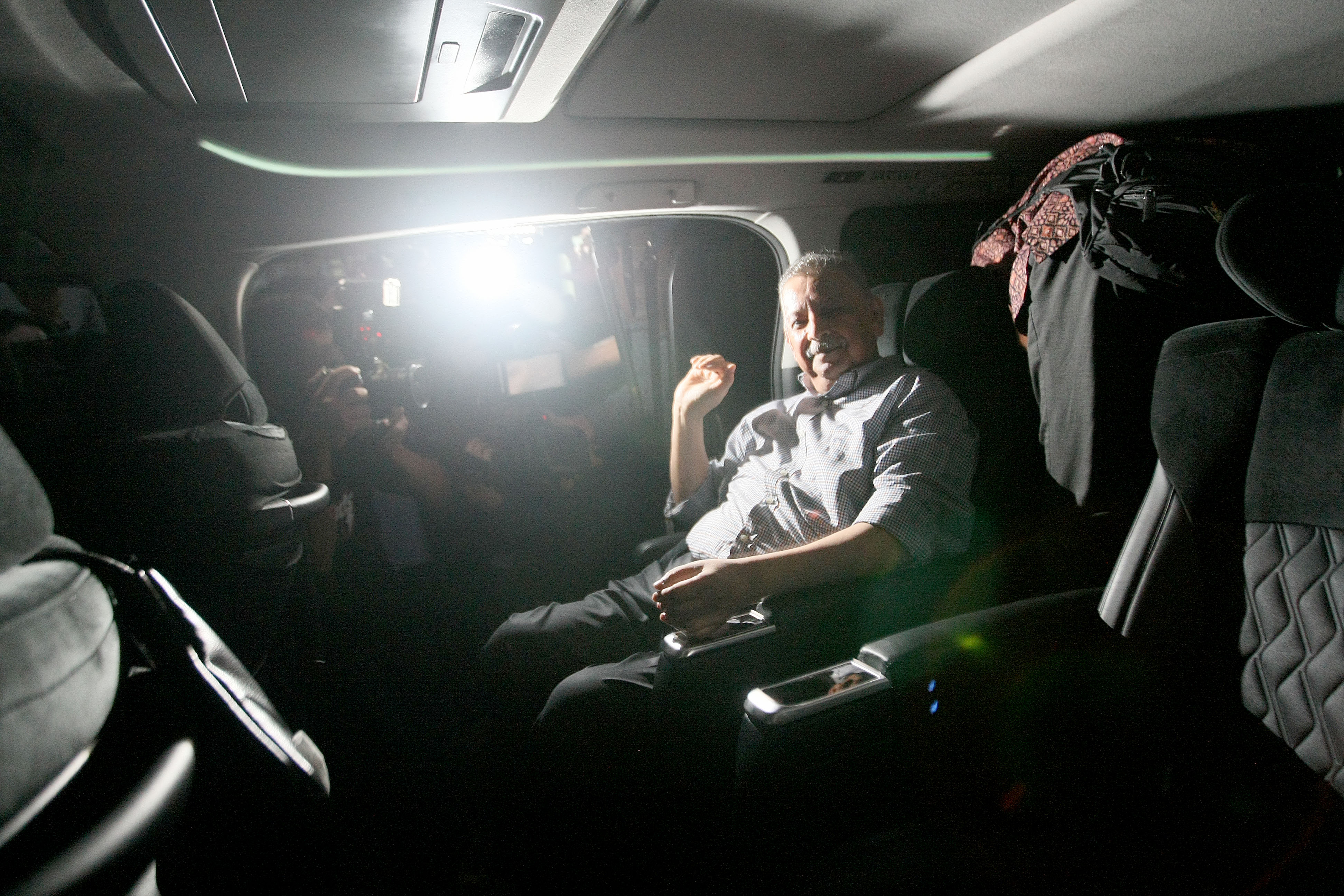 Mantan Direktur Utama PT PLN Sofyan Basir masuk ke kendaraan saat keluar dari rumah tahanan Kelas 1 Cabang KPK di Jakarta, hari ini.