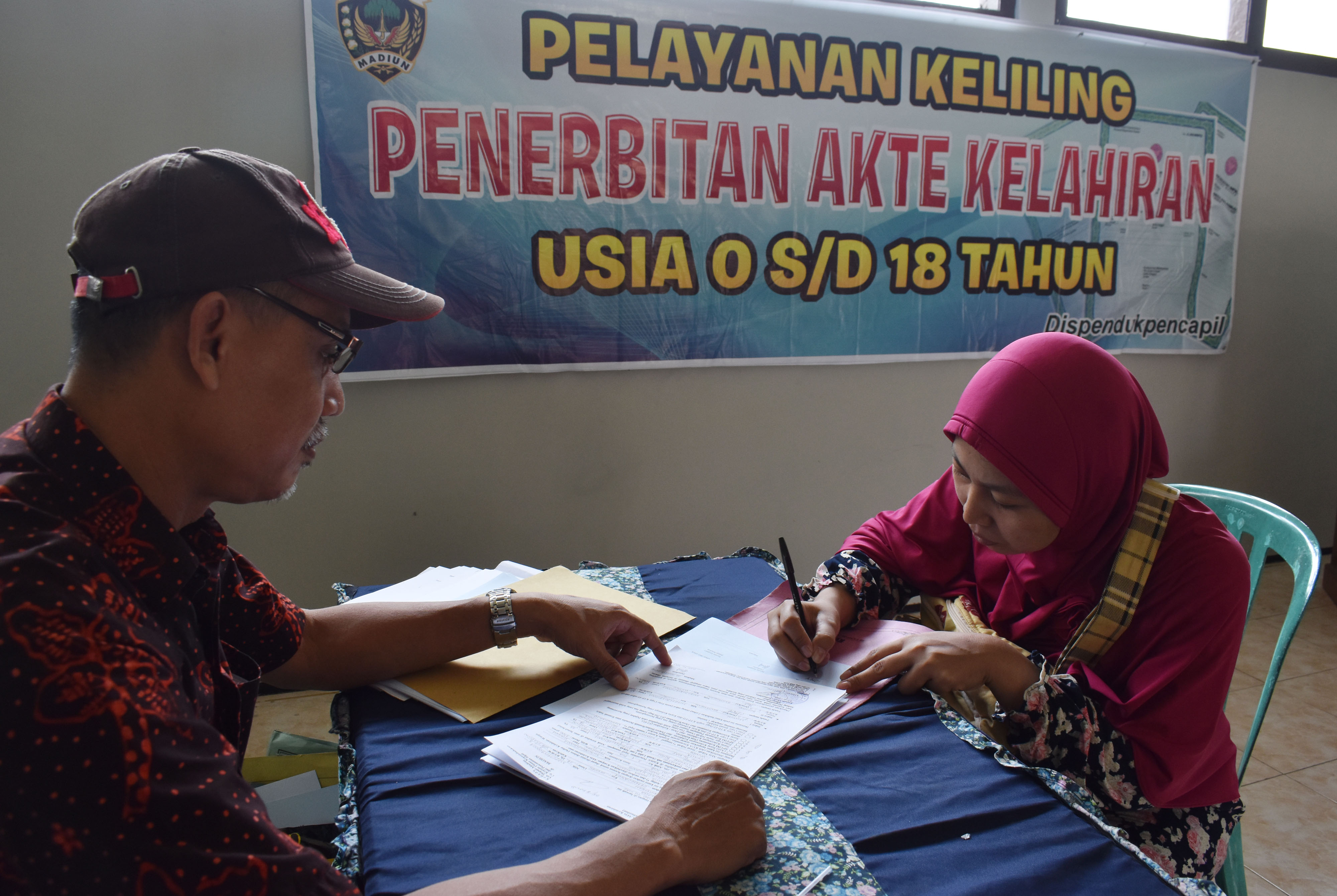 Petugas melakukan verifikasi berkas persyaratan permohonan akta kelahiran di Jawa Timur