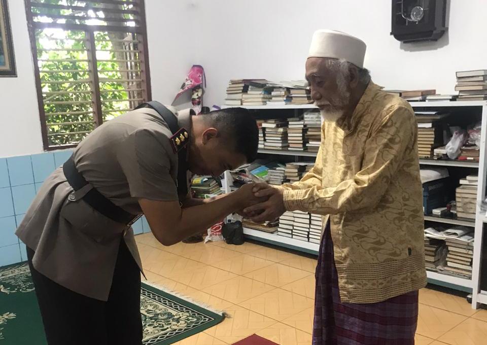 Setelah sertijab, AKBP Sofwan Hermanto langsung menemui pendiri Pondok Pesantren Roudatul Ulum Cidahu, Abuya Muhtadi Dimyathi.