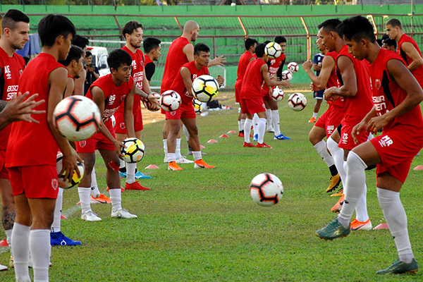 Para pesepak bola PSM Makassar sedang melakukan sesi latihan