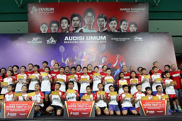  Para peserta peraih supertiket berfoto bersama seusai Audisi Umum Beasiswa Bulu Tangkis 2019 PB Djarum di GOR PB Djarum, Jawa Tengah.