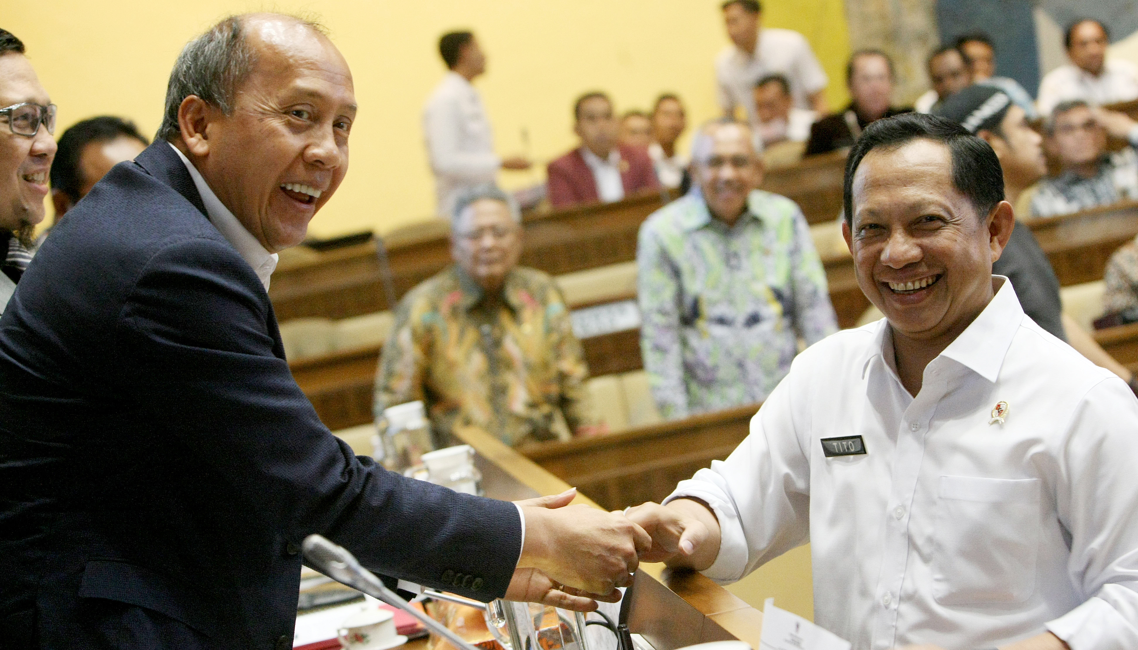 Menteri Dalam Negeri Tito Karnavian (kanan) menyapa Wakil Ketua Komisi II DPR Saan Mustopa