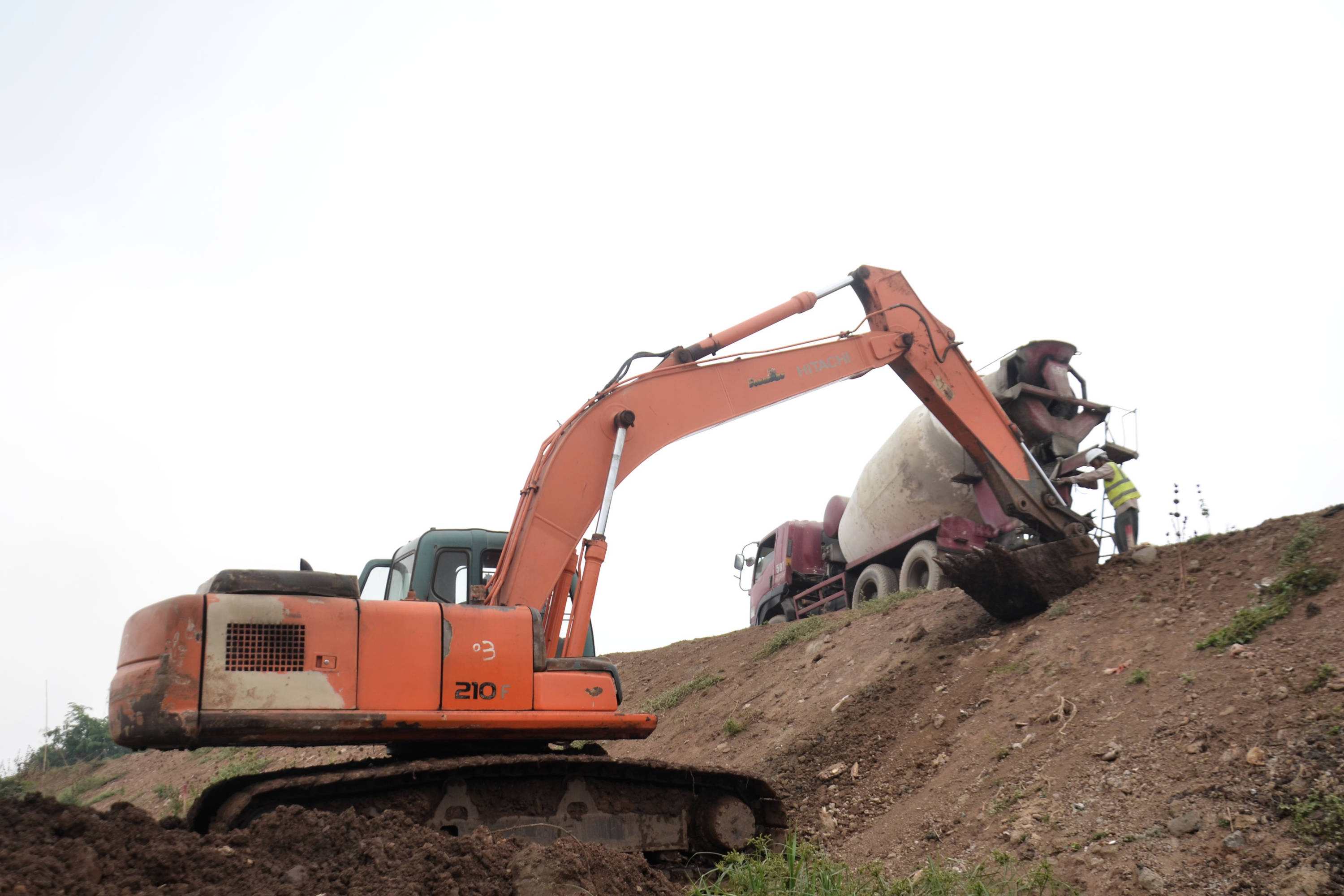 Petugas mengeruk tanah untuk proyek pembangunan Waduk Cimanggis, Jakarta Timur.