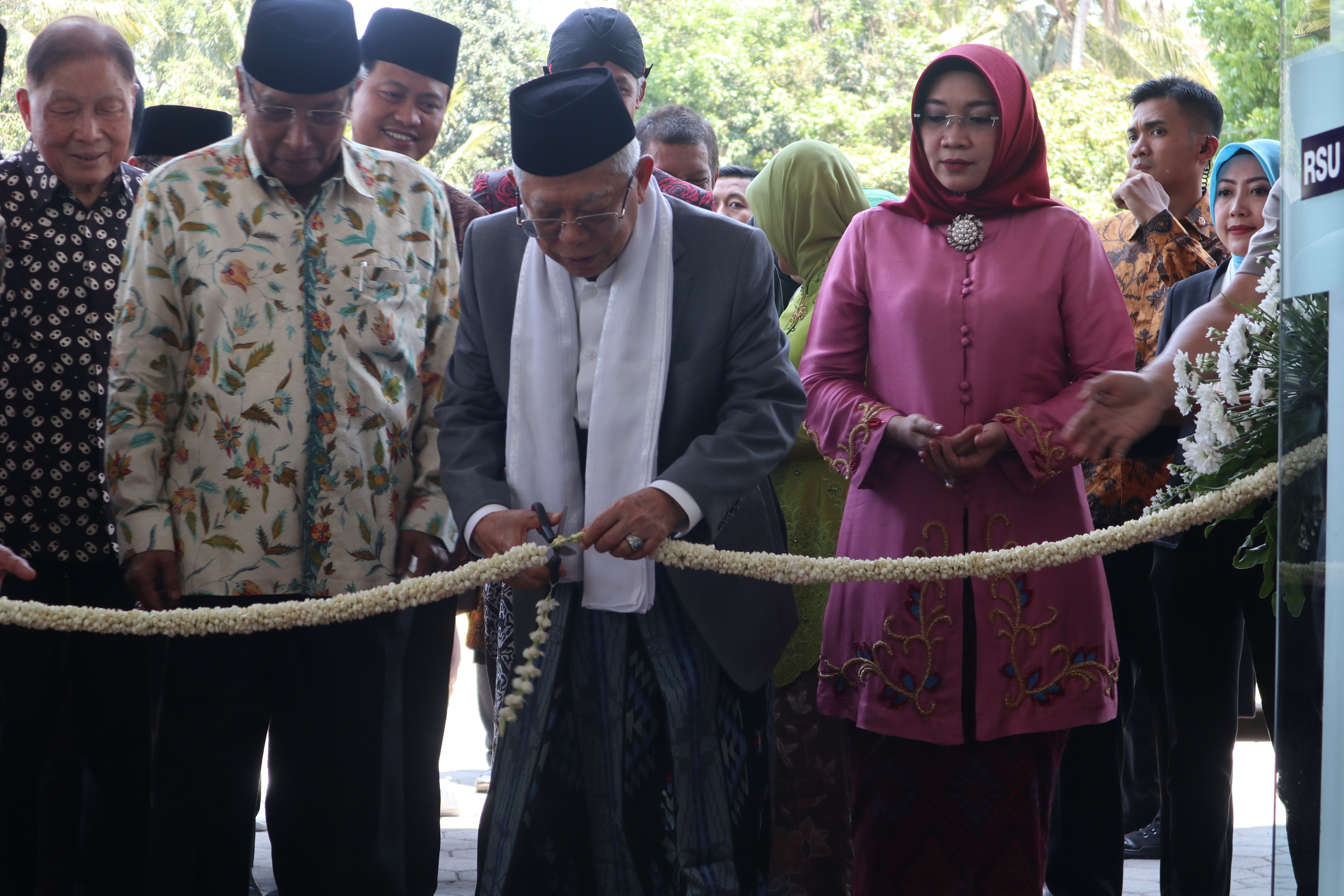 Wapres Ma'ruf Amin didampingi Ketua PBNU Said Aqil Siraj meresmikan  RS Syubbanul Wathon di Tegalrejo, Magelang, Kamis (7/11/2019).
