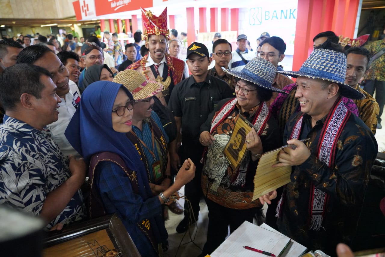 menteri LHk Siti Nurbaya dan Menteri KUKM teten Masduki di acara Perhutanan Nasional 2019