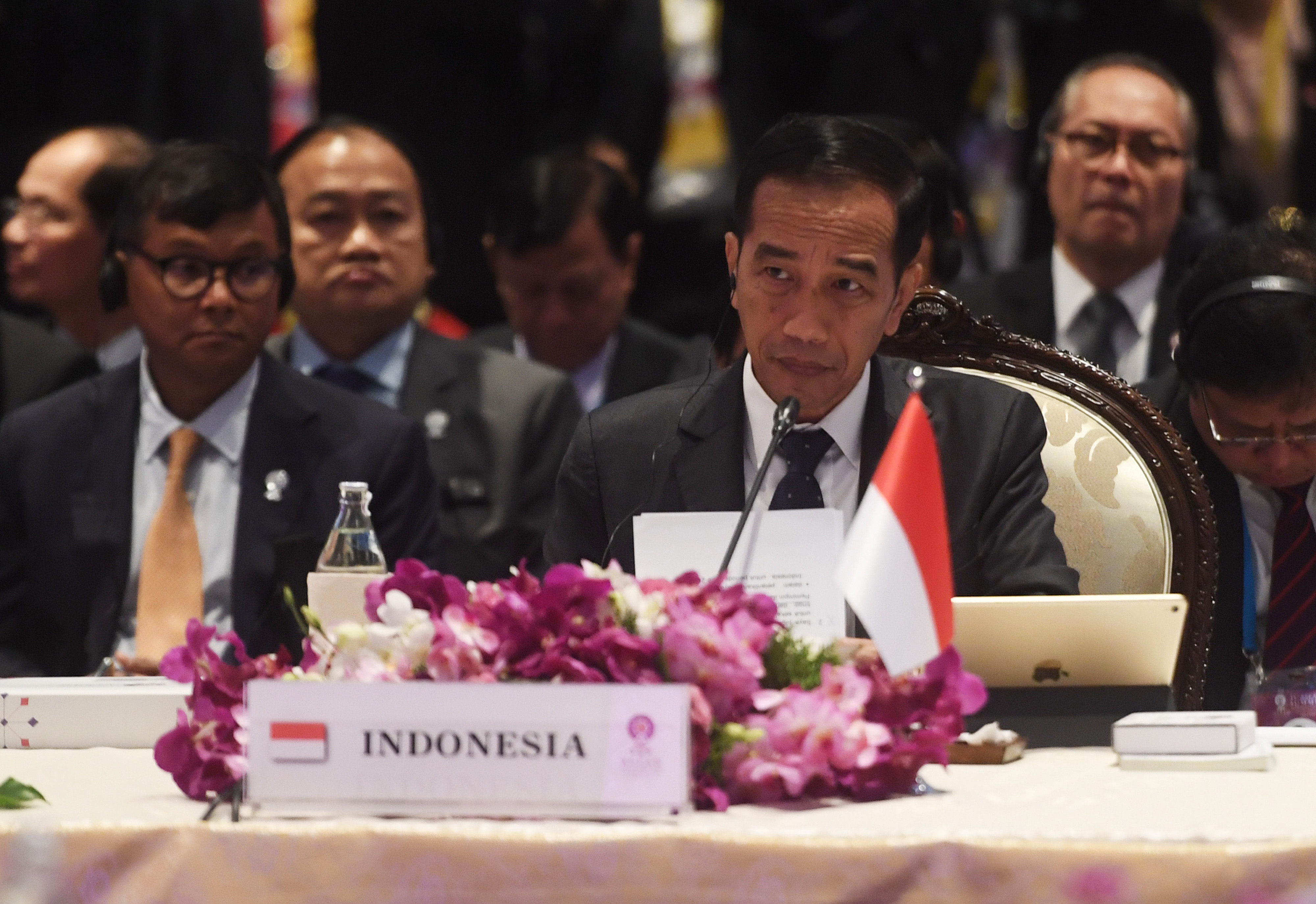 Presiden Joko Widodo (kedua kanan) mengikuti sesi pleno KTT ke-35 ASEAN di Bangkok, Thailand, Sabtu (2/11/2019)