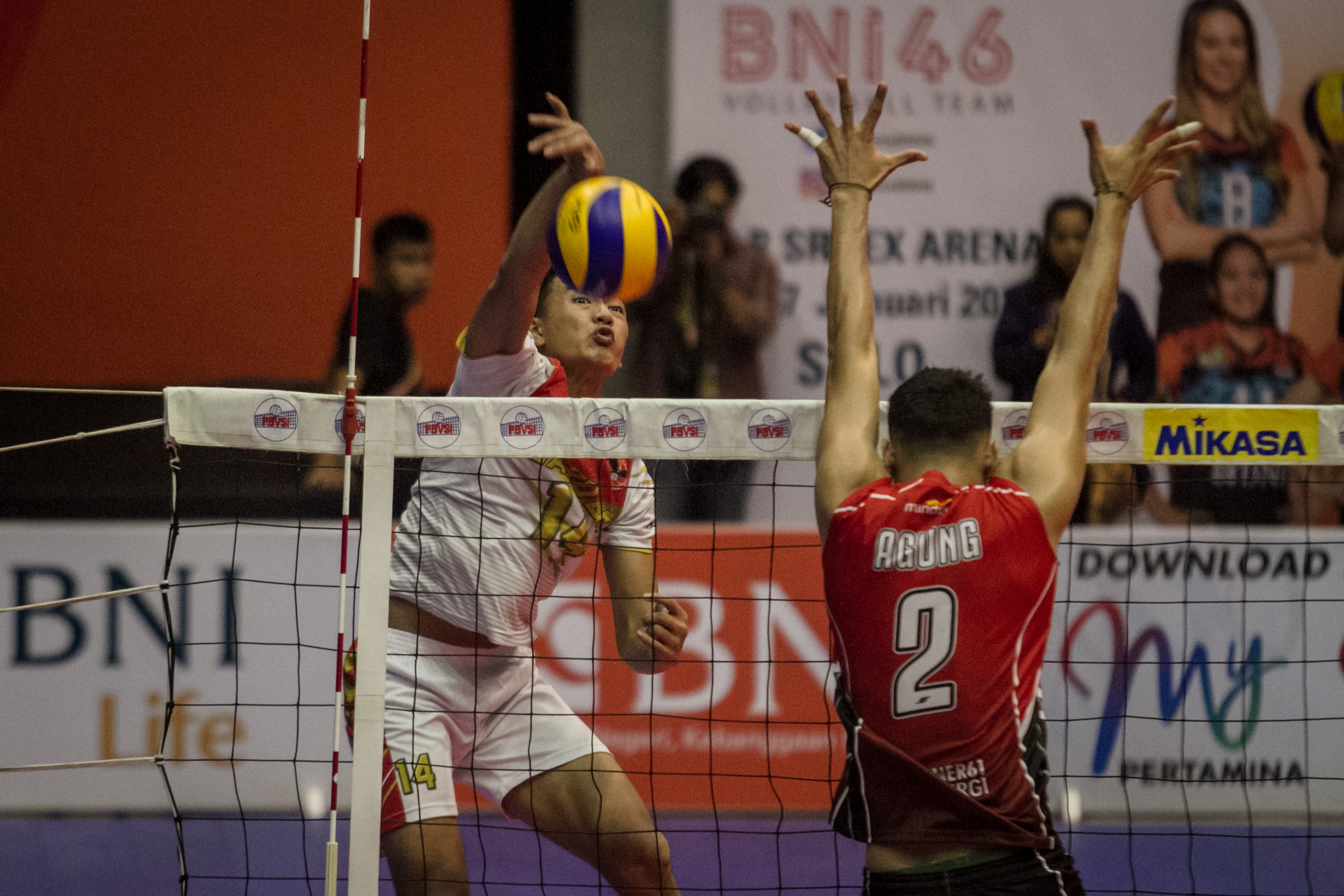 Pebola voli putra Jakarta Garuda, Muhammad Fikri (kiri) melepaskan smes 