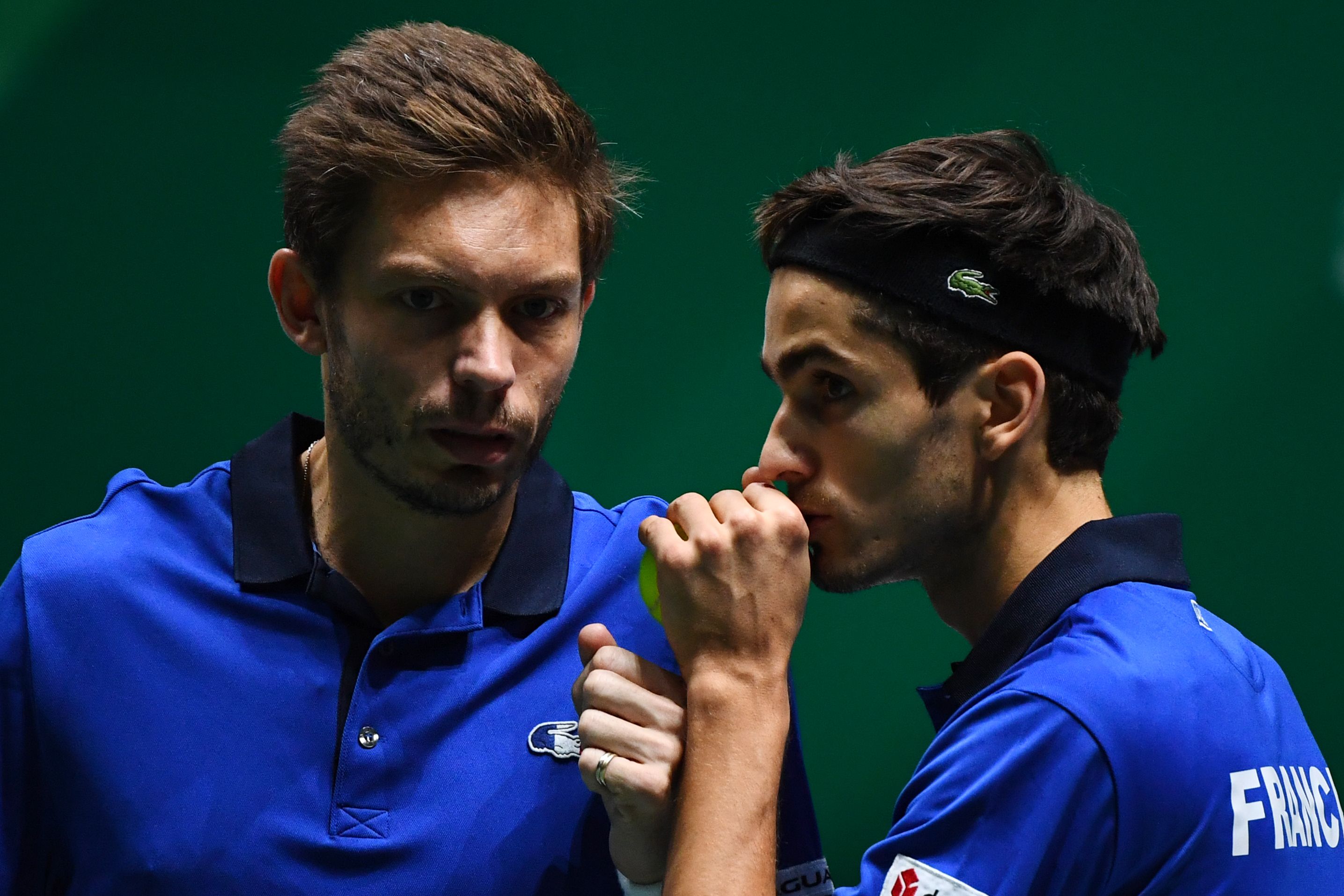 Ganda timnas Prancis Nicolas Mahut (kiri) dan Pierre-Hugues Herbert