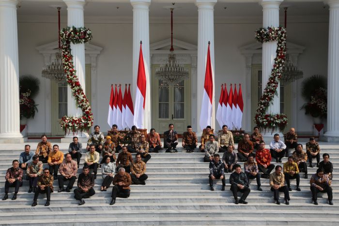 Presiden Joko Widodo (tengah) saat memperkenalkan para menteri Kabinet Indonesia Maju di Veranda Istana Merdeka