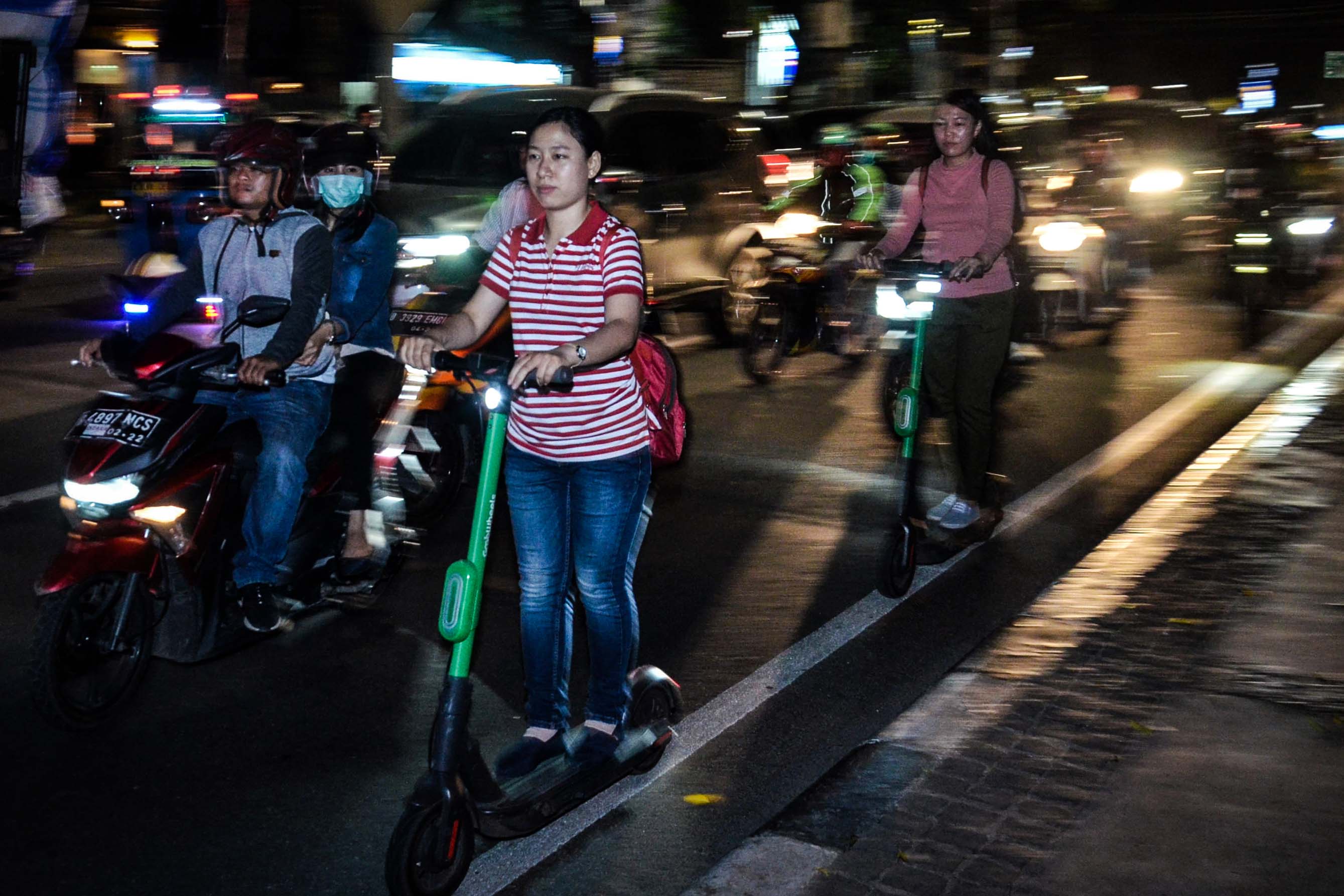 Pengguna skuter listrik melintas di Jalan Kebon Sirih, Jakarta, Jumat (15/11/2019).