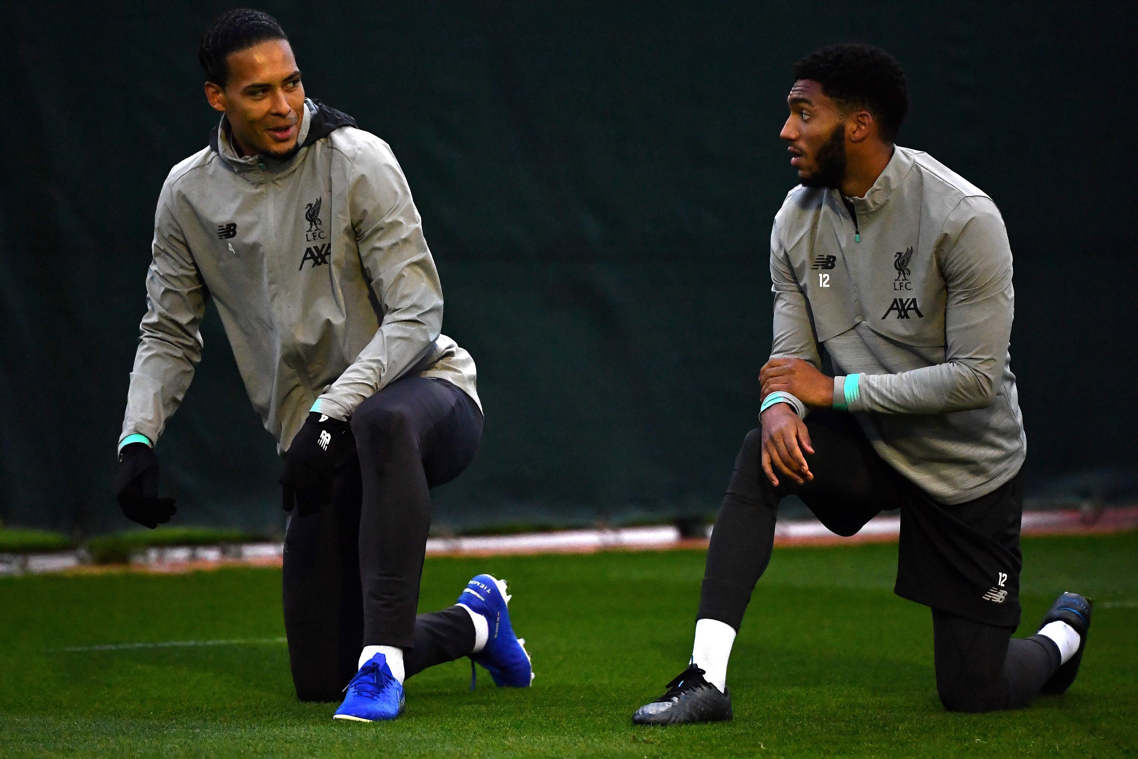 Bek Liverpool Virgil van Dijk (kiri) dan Joe Gomez berkatih di Melwood, Liverpool, Inggris, Senin (4/11) jelang laga melawan KRC Genk.