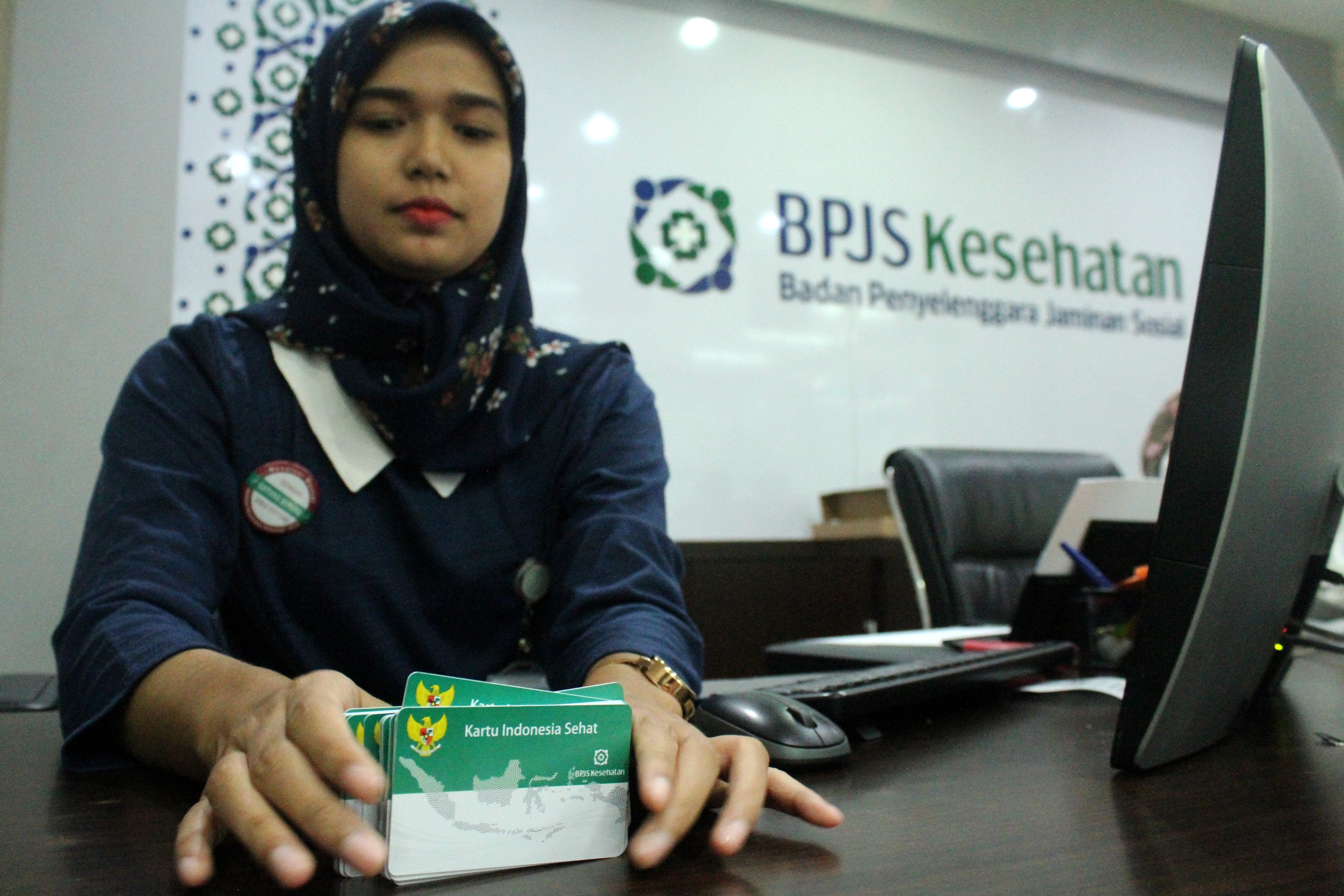 Petugas menata sejumlah kartu peserta BPJS Kesehatan, di kantor pelayanan BPJS Kesehatan Cabang Bekasi,