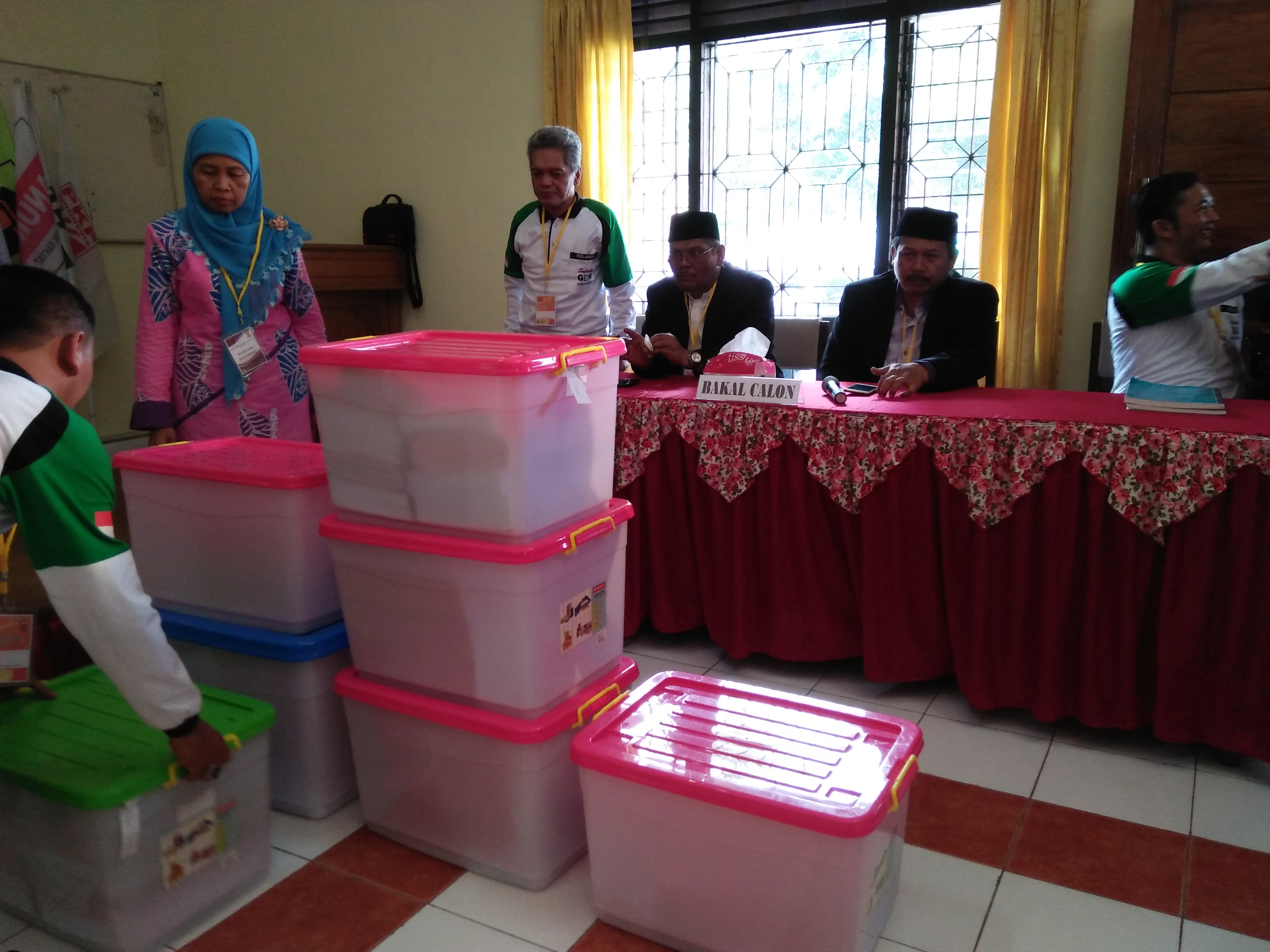 Bakal calon perseorangan saat menyerahkan berkas persyaratan di KPU. Bakal calon perseorangan harus didukung 6,5% dari jumlah DPT. 