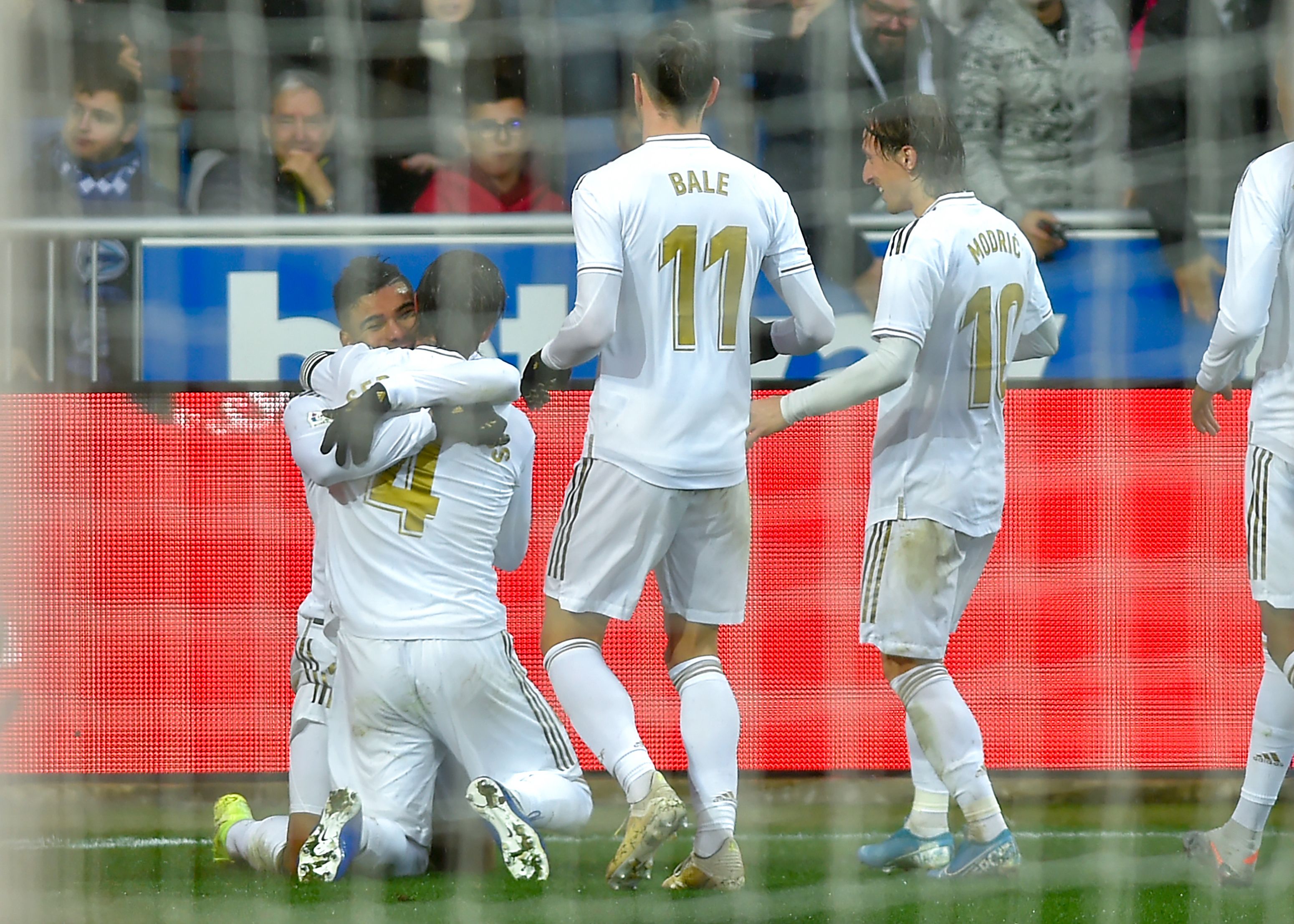 Para pemain madrid merayakan gol yang dicetak Sergio Ramos ke gawang Alaves.