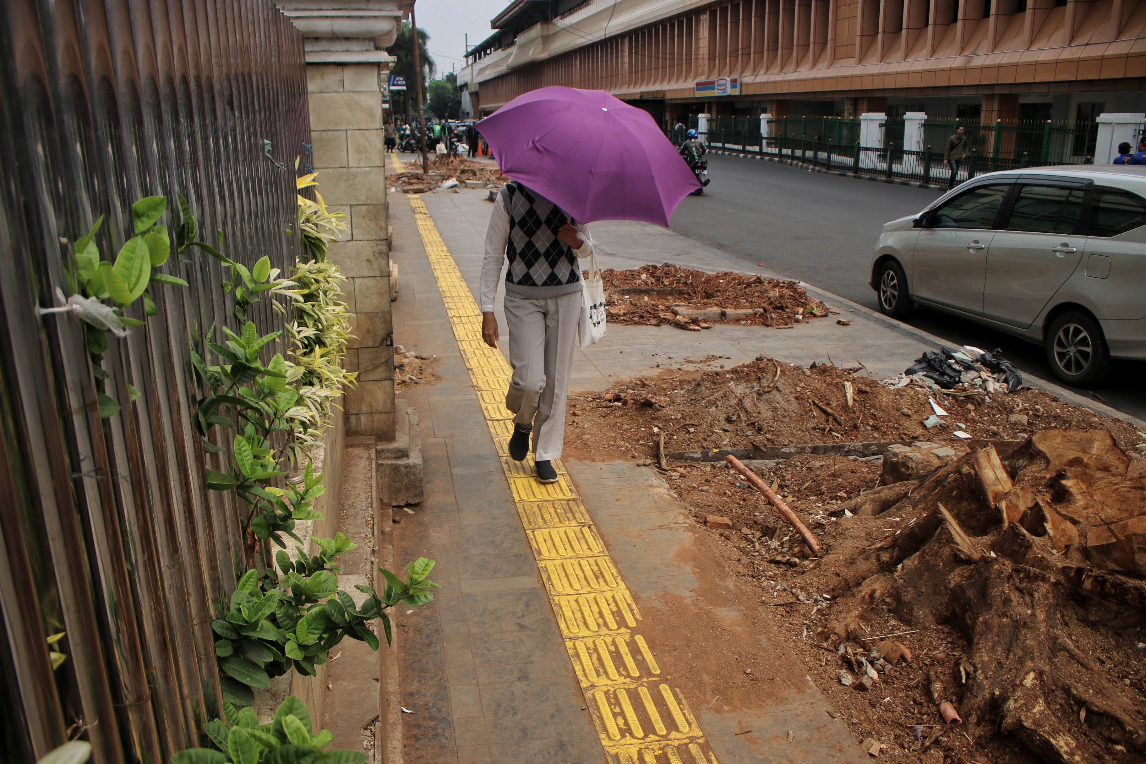 Revitalisasi trotoar di kawassan Cikini, Jakarta Pusat.