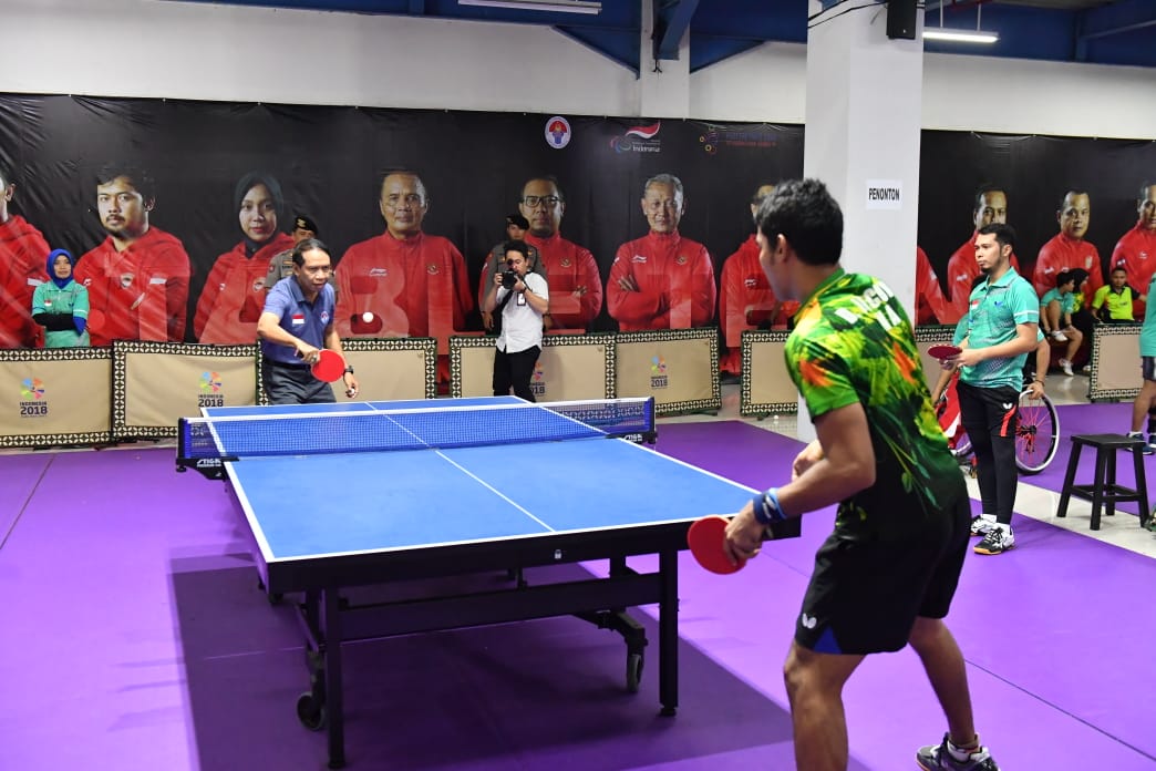 Menpora coba jajal kemampuan petenis meja pelatnas Paralympic saat tinjau pelatnas APG 2020.