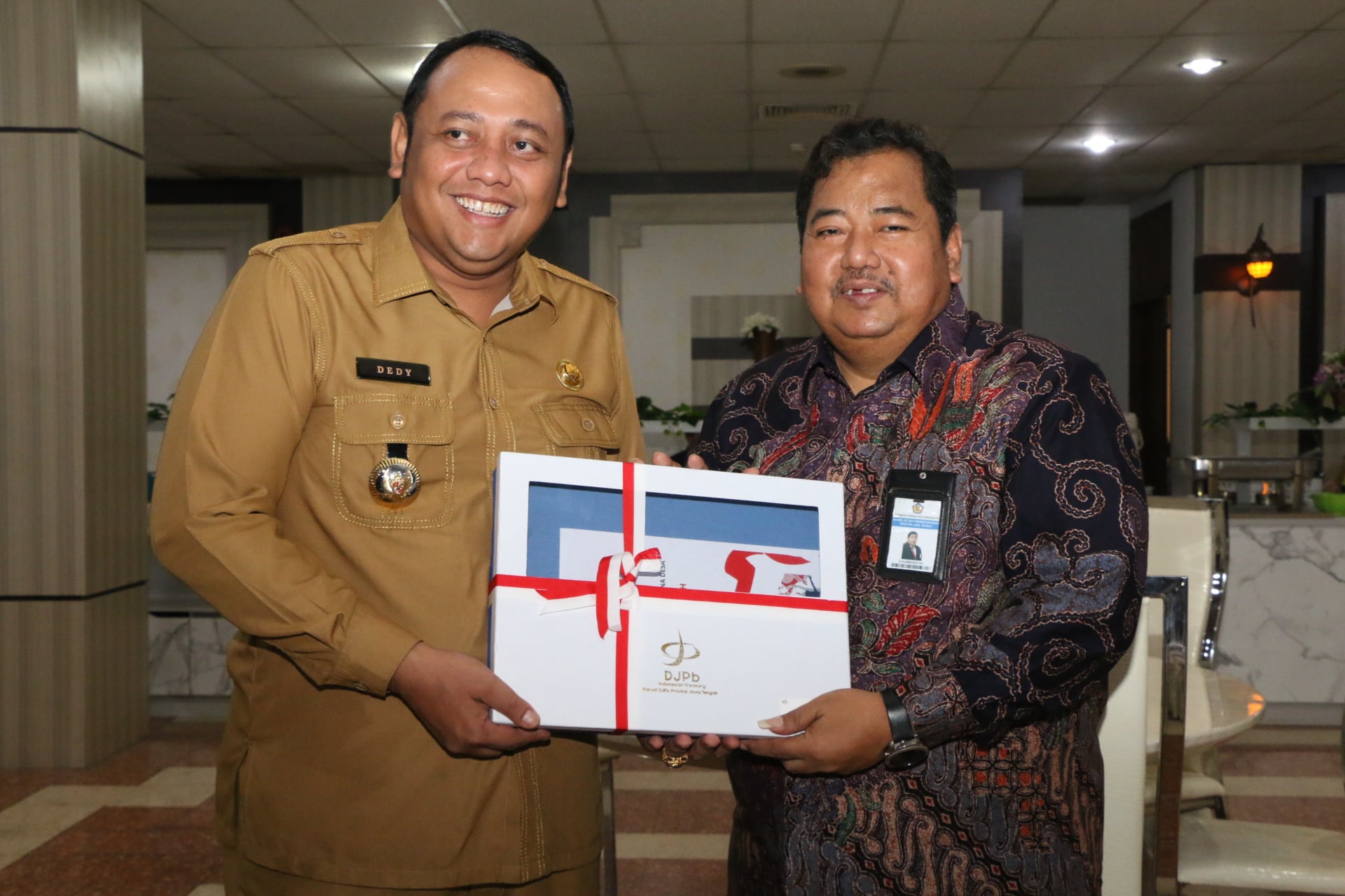Wali Kota Tegal Dedy Yon Supriyono (kanan) menerima simbolis DIPA