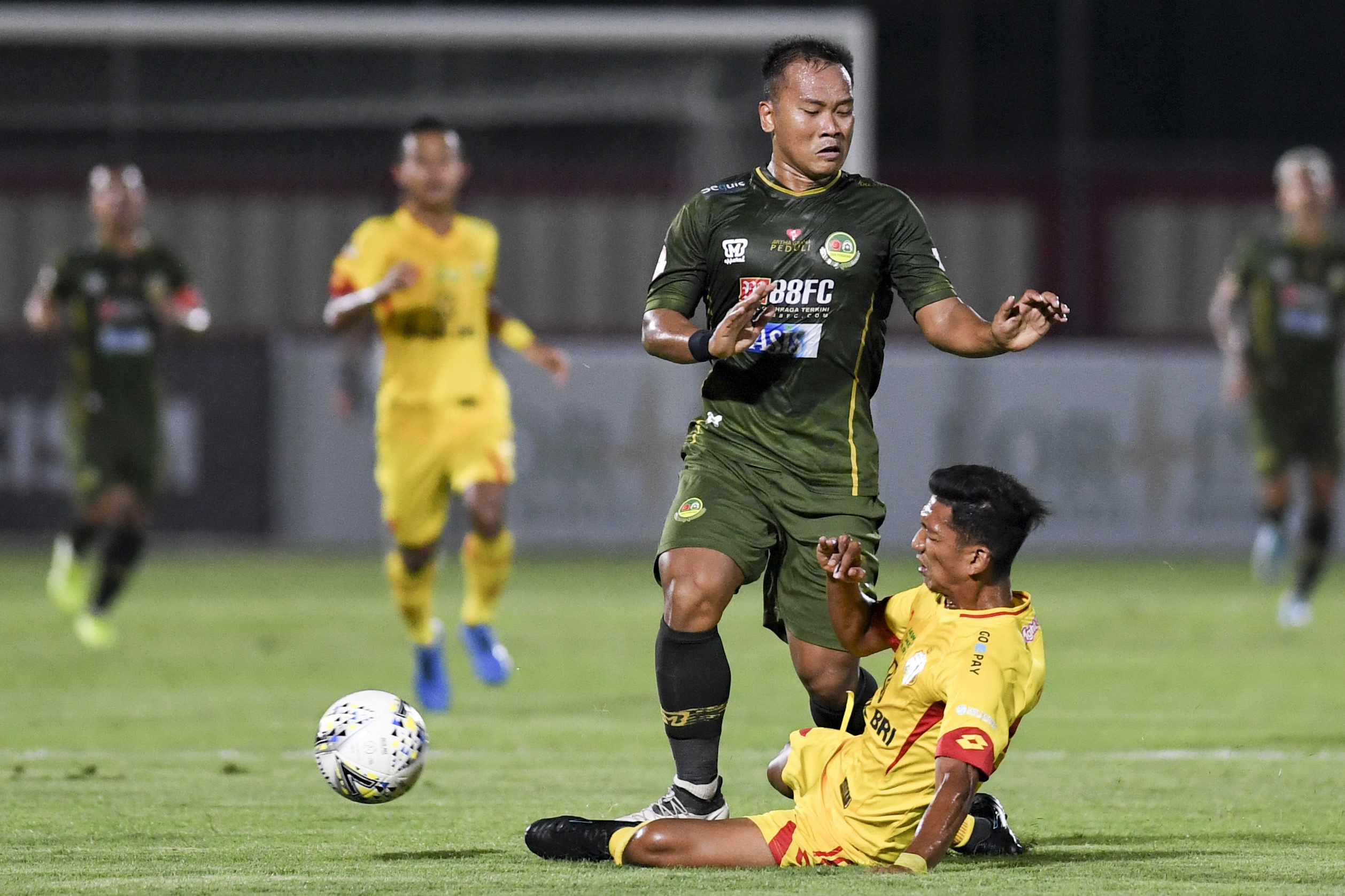 Gelandang Bhayangkara FC Teuku Ichsan (bawah) 
