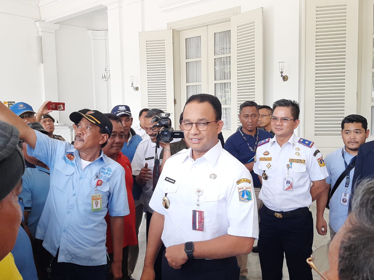 Gubernur DKI Anies Baswedan menerima perwakilan pengemudi angkutan KWK di Balai Kota