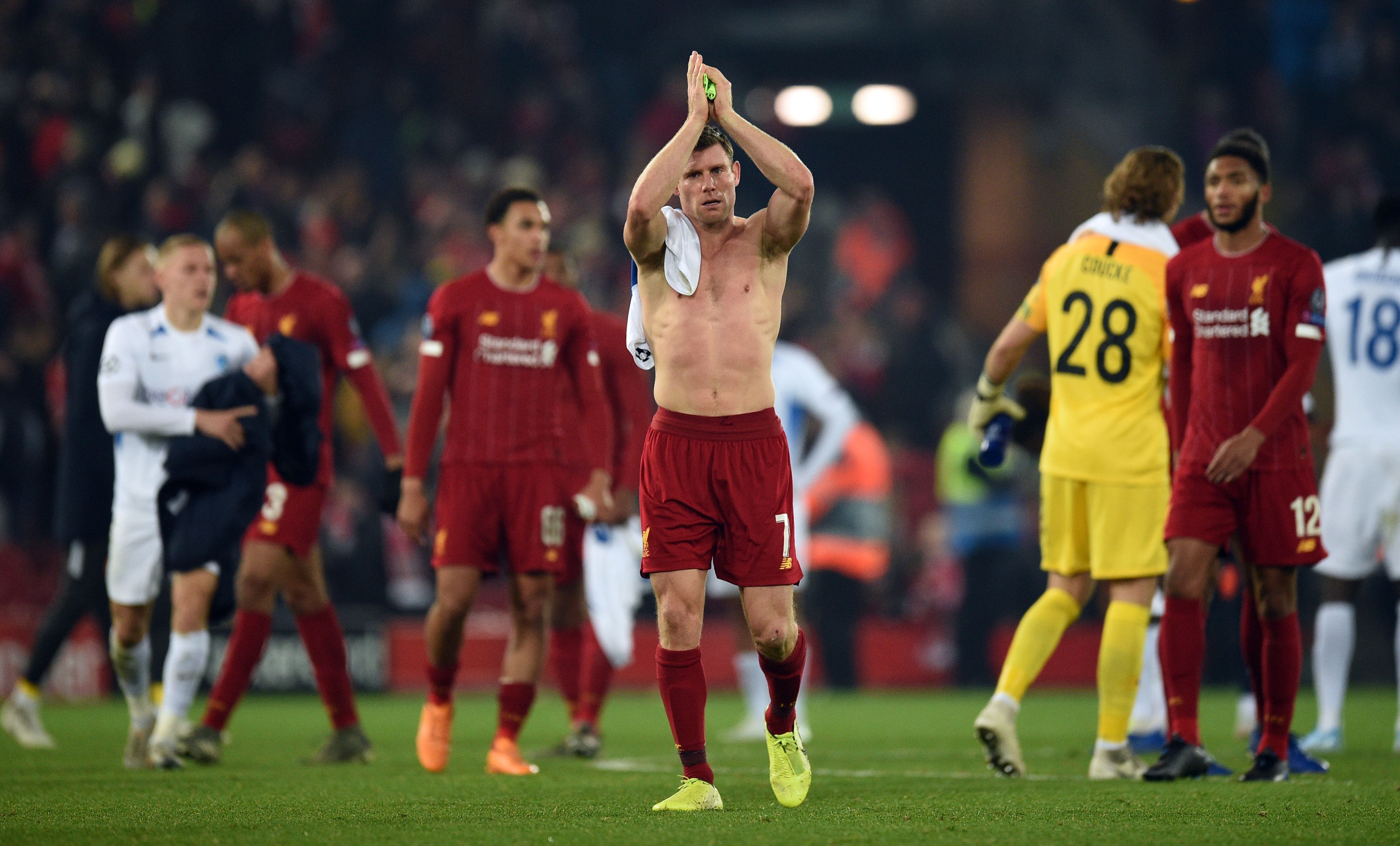  Pemain gelandang Liverpool James Milner bertepuk tangan setelah timbya mengalahkan RC Genk dengan skor 2-1. 
