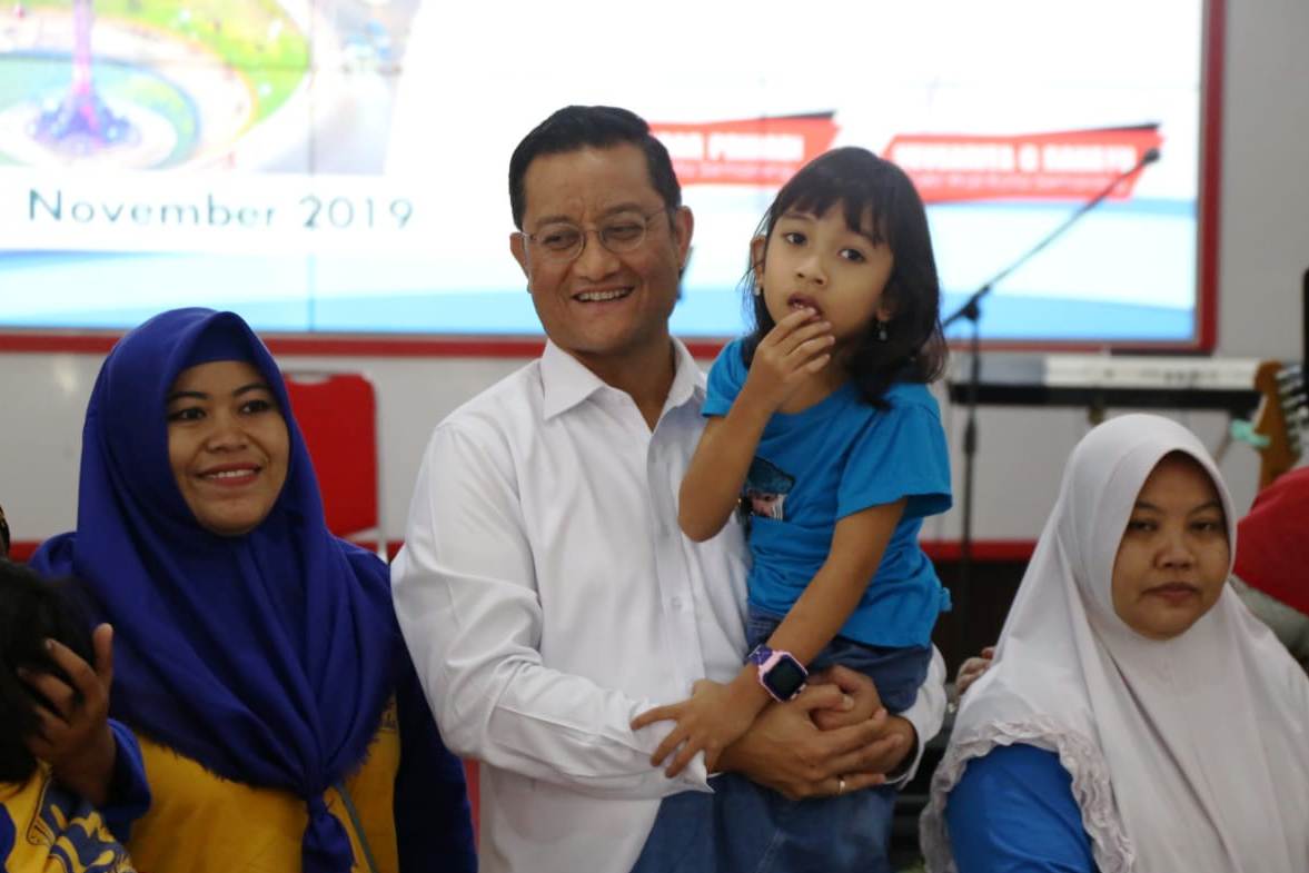 Mensos Juliari P Batubara menggendong Fauziah.