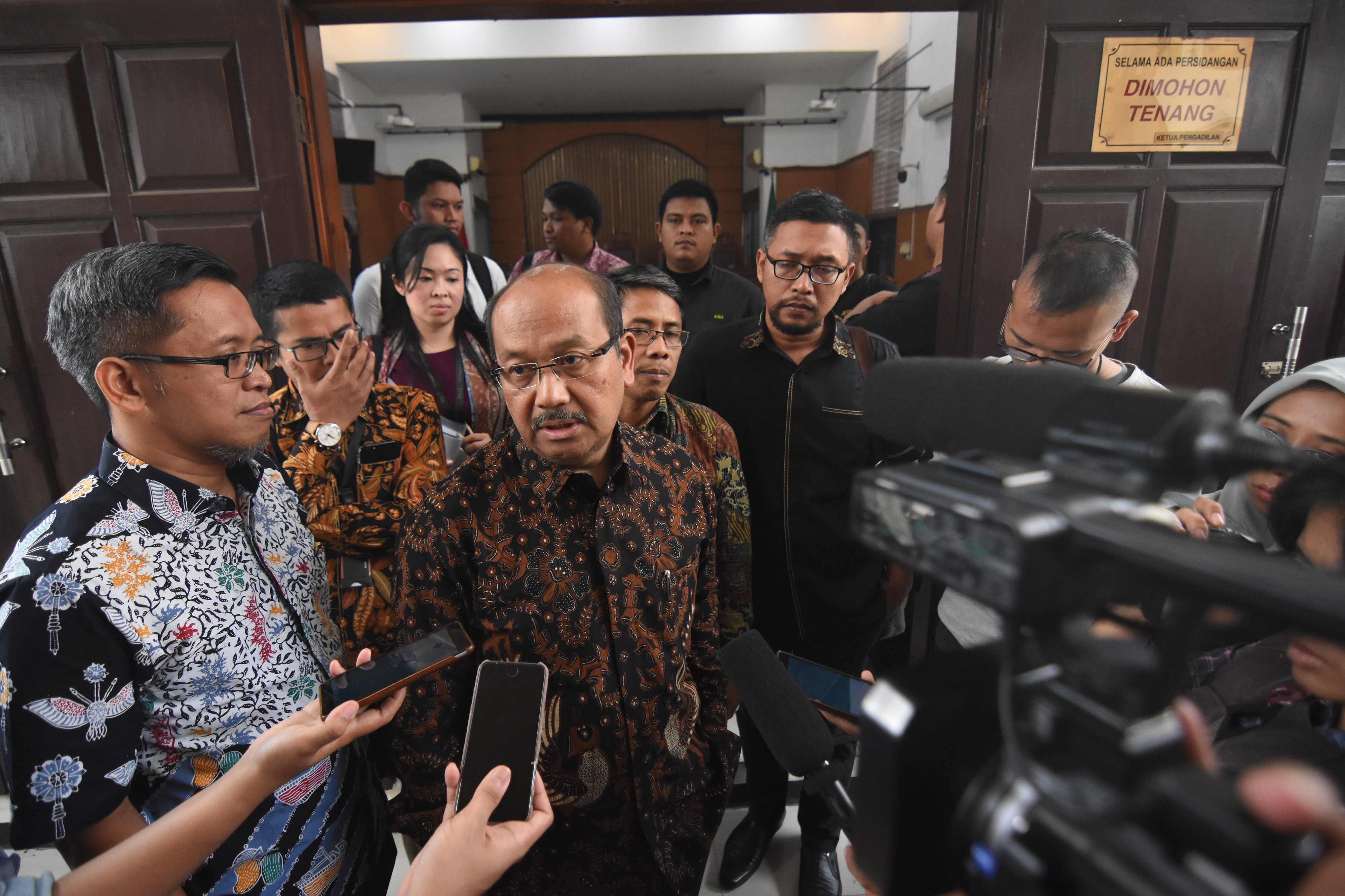  Ketua tim kuasa hukum dari Dirut nonaktif PLN Sofyan Basir, Soesilo Aribowo (tengah).