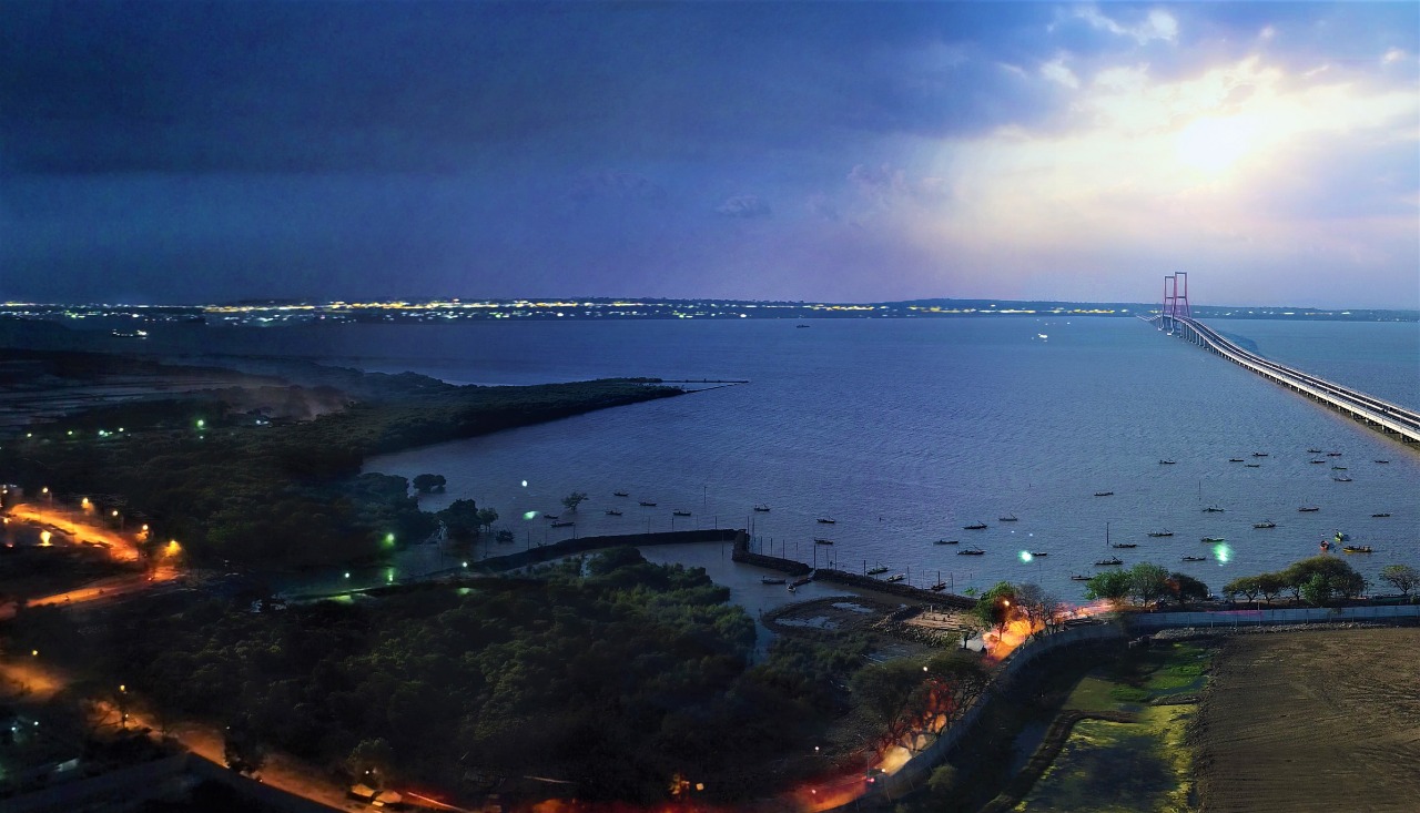 Pesisir utara Surabaya, Jawa Timur, berkembang menjadi kawasan ekonomi dan wisata.