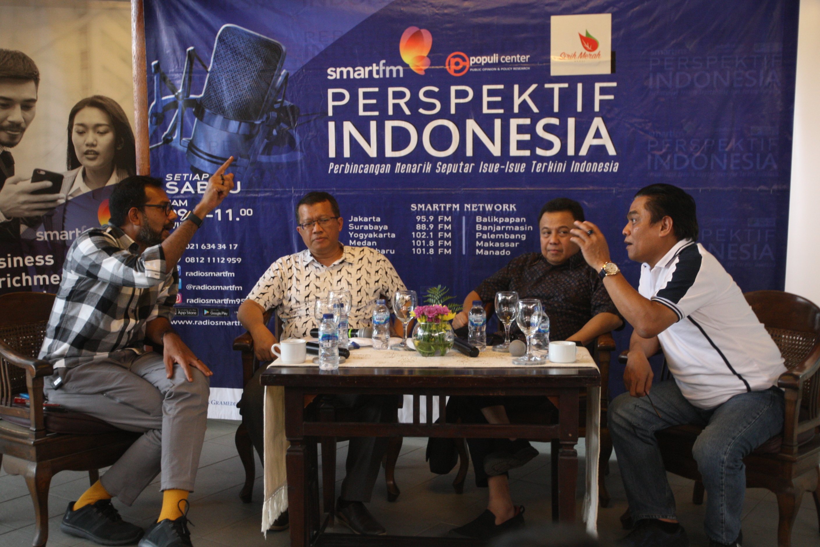 Mantan koordinator Kontras Haris Azhar, Pengamat Gerakan Islam M Zaki Mubarak, moderator Ichan Loulembah, dan Direktur Deradikalisasi BNPT I