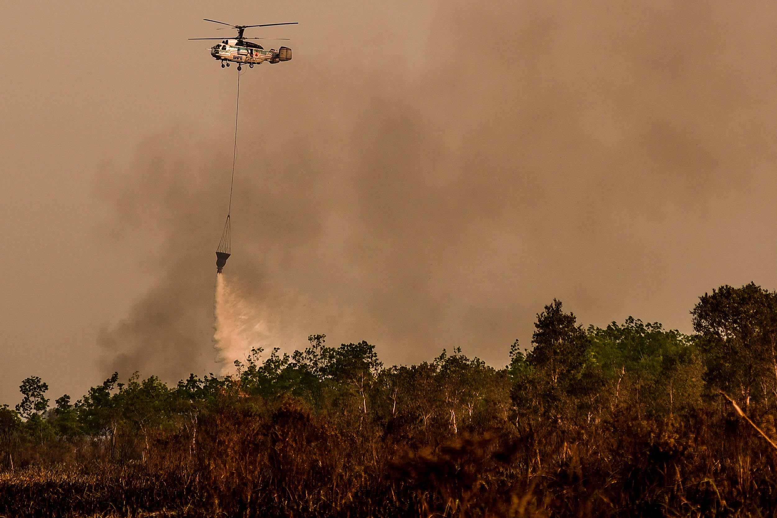 Heli milik BNPB melakukan pemadaman kebakaran lahan di Desa Soak Batok, Indralaya Utara, Ogan Ilir, Sumatra Selatan