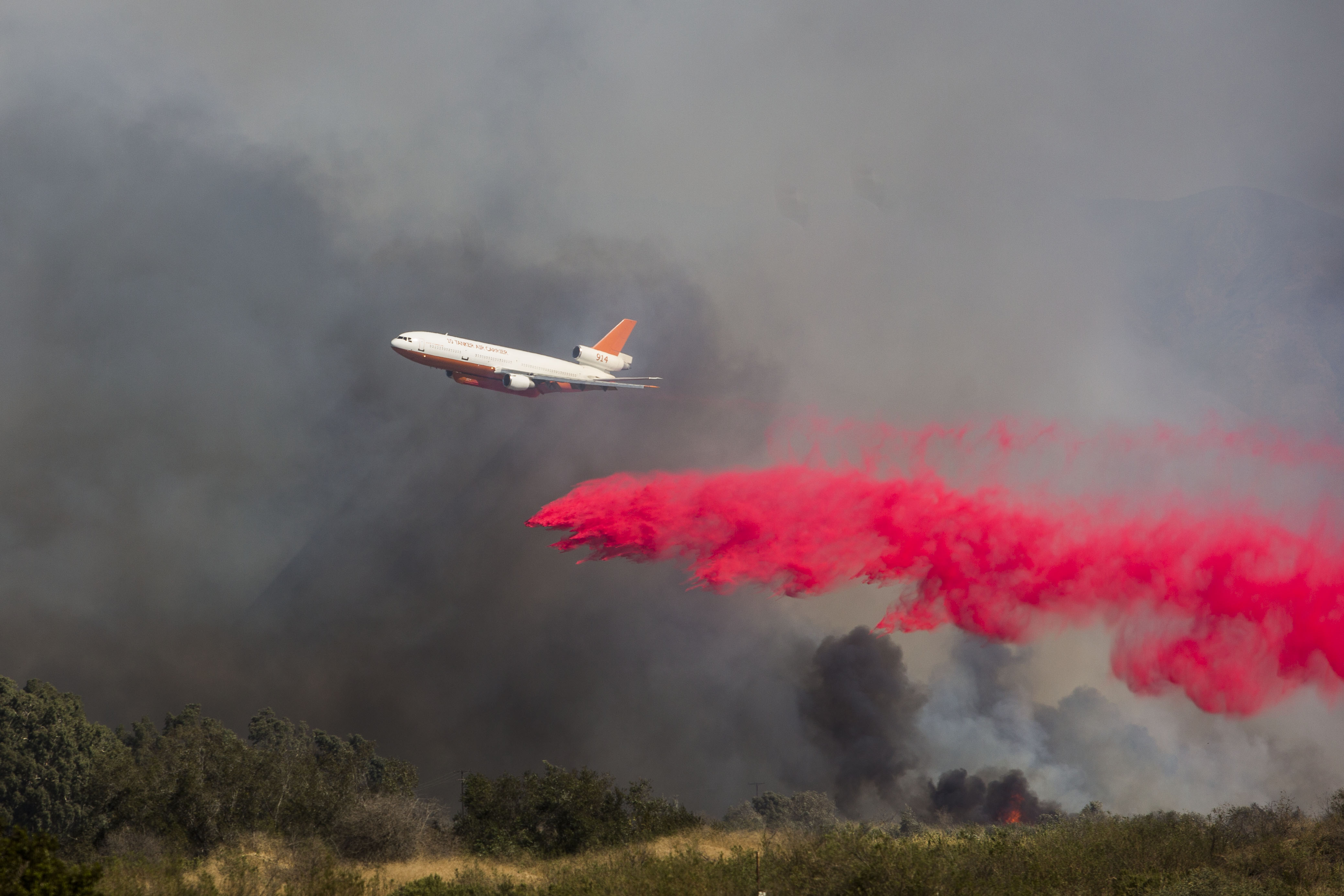 Pasukan pemadam kebakaran berusaha memadamkan Maria Fire di California