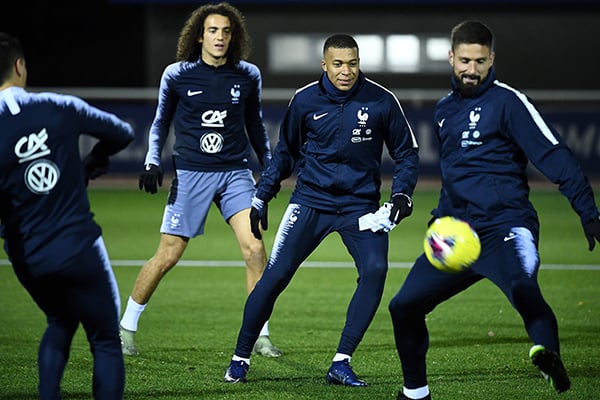 Para pesepak bola Prancis sedang melakukan laihan jelang penyisihan Piala Eropa