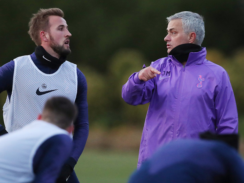 Jose Mourinho (kanan) berbincang dengan Harry Kane di sesi latihan Tottenham Hotspur