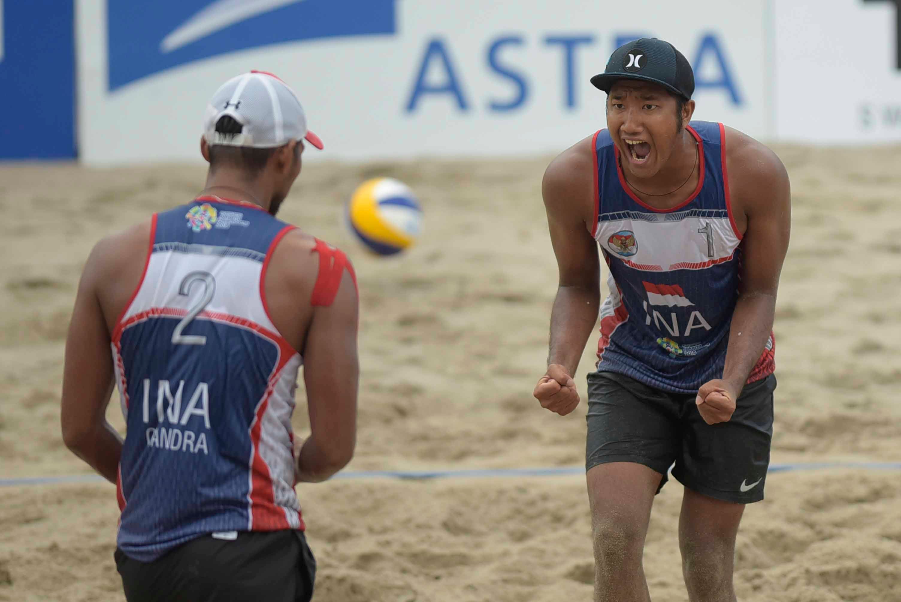 Pevoli pantai pria Indonesia Mohammad Ashfiya (kanan) dan Ade Candra Darmawan.