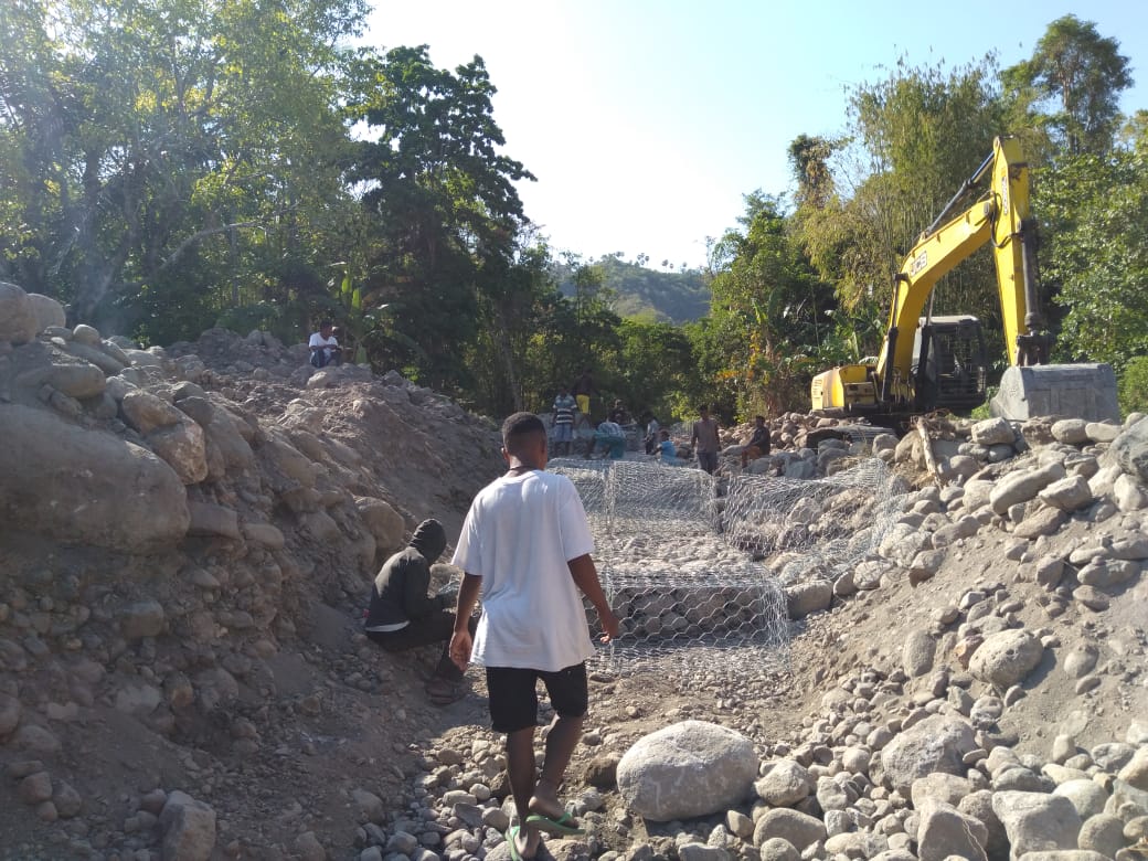 Normalisasi Sungai di Latonliwo, Desa Latonliwo, Kecamatan Tanjung Bunga, Kabupaten Flores Timur.