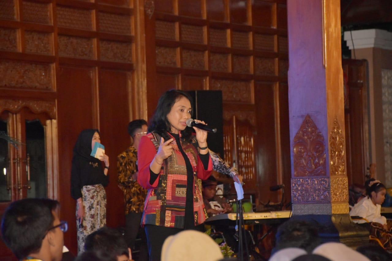Menteri PPPA I Gusti Ayu Bintang Darmawati memberikan sambutan dalam Peringatan Hari Anak Sedunia di Balai Kota Surakarta, Jawa Tengah.