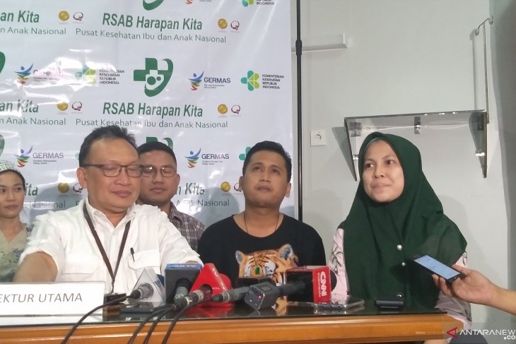 Orang tua bayi kembar siam Ardi dan Ardan, Berry dan Hesti (tengah-kanan) dalam jumpa pers usai operasi pemisahan di RSA Harapan Kita.