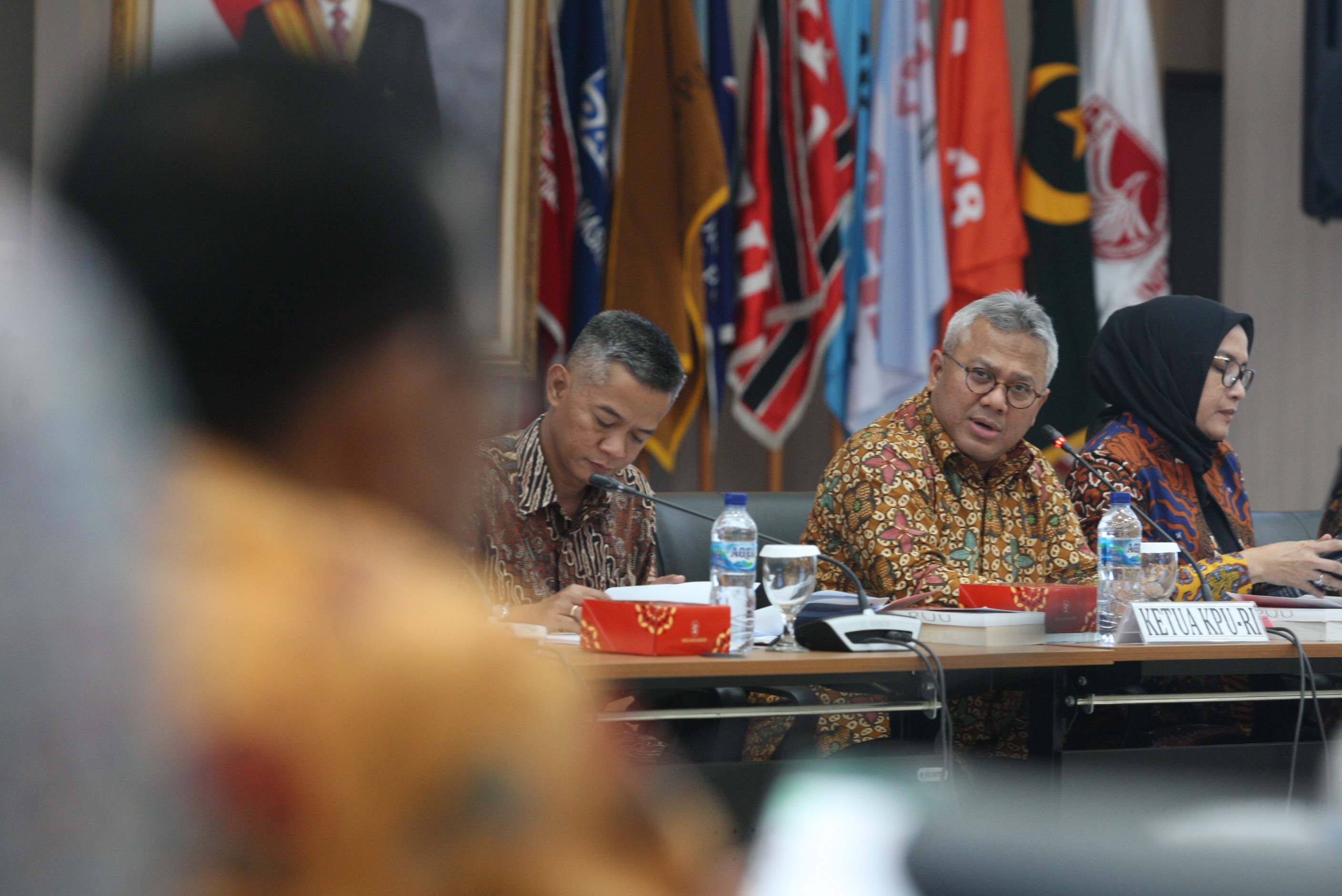 Ketua Komisi Pemilihan Umum (KPU) Arief Budiman (tengah)