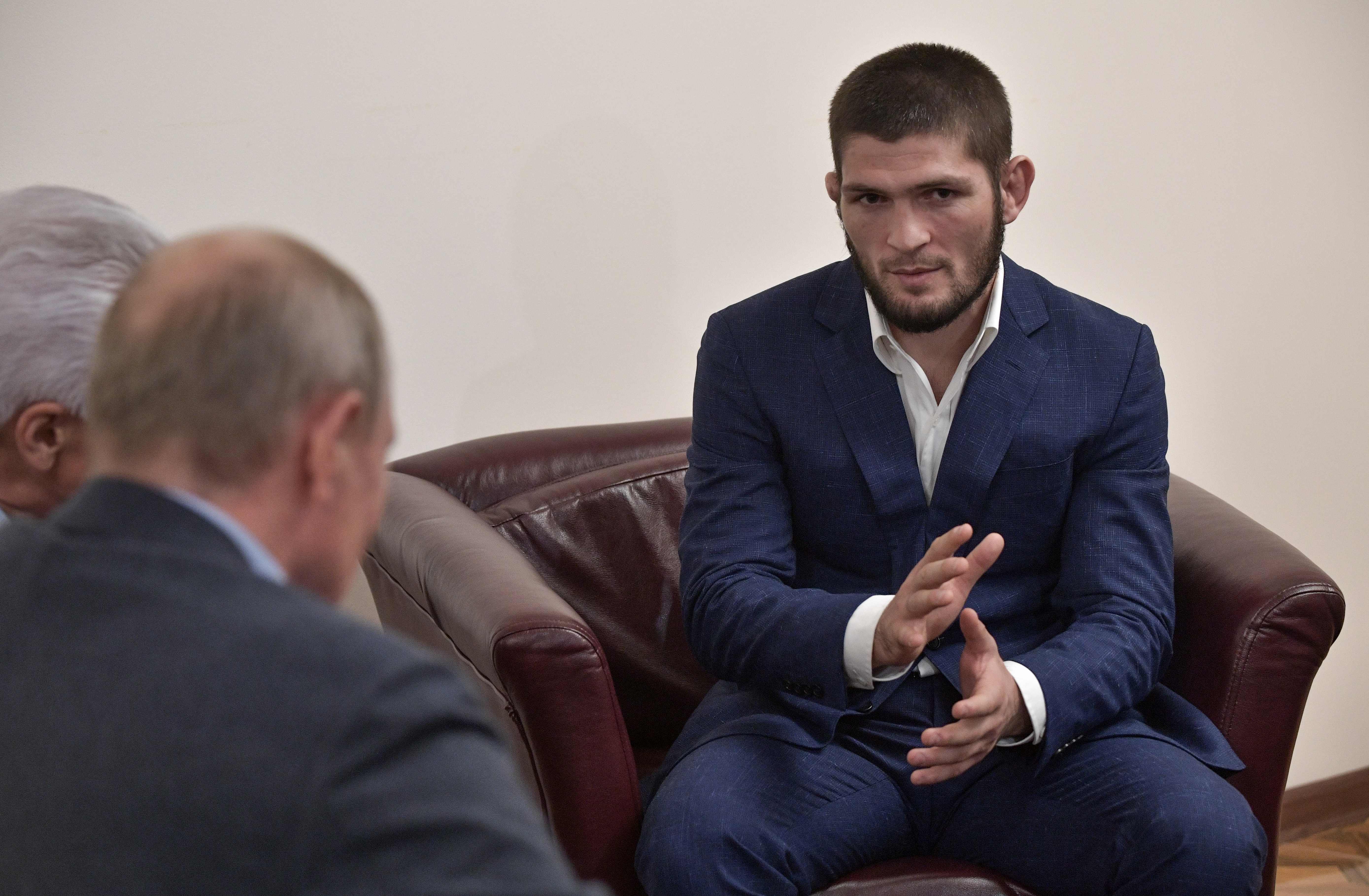 Pegulat kelas ringan UFC asal Rusia, Khabib Nurmagomedov saat bertemu Presiden Rusia Vladimir Putin (kiri) di Moscow.  